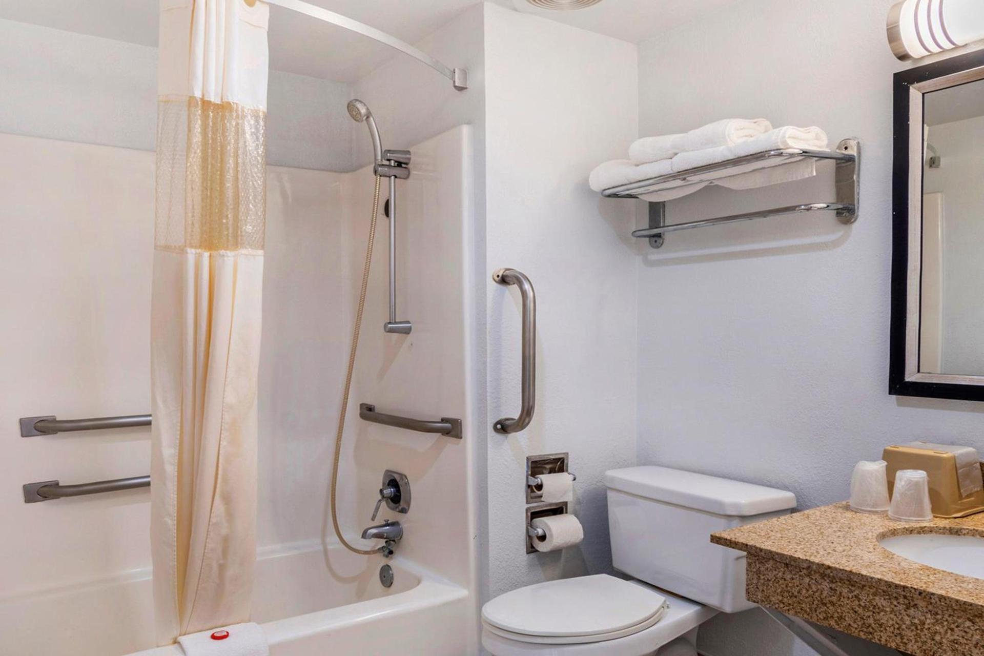 Travelodge By Wyndham Dodge City KS photo 22