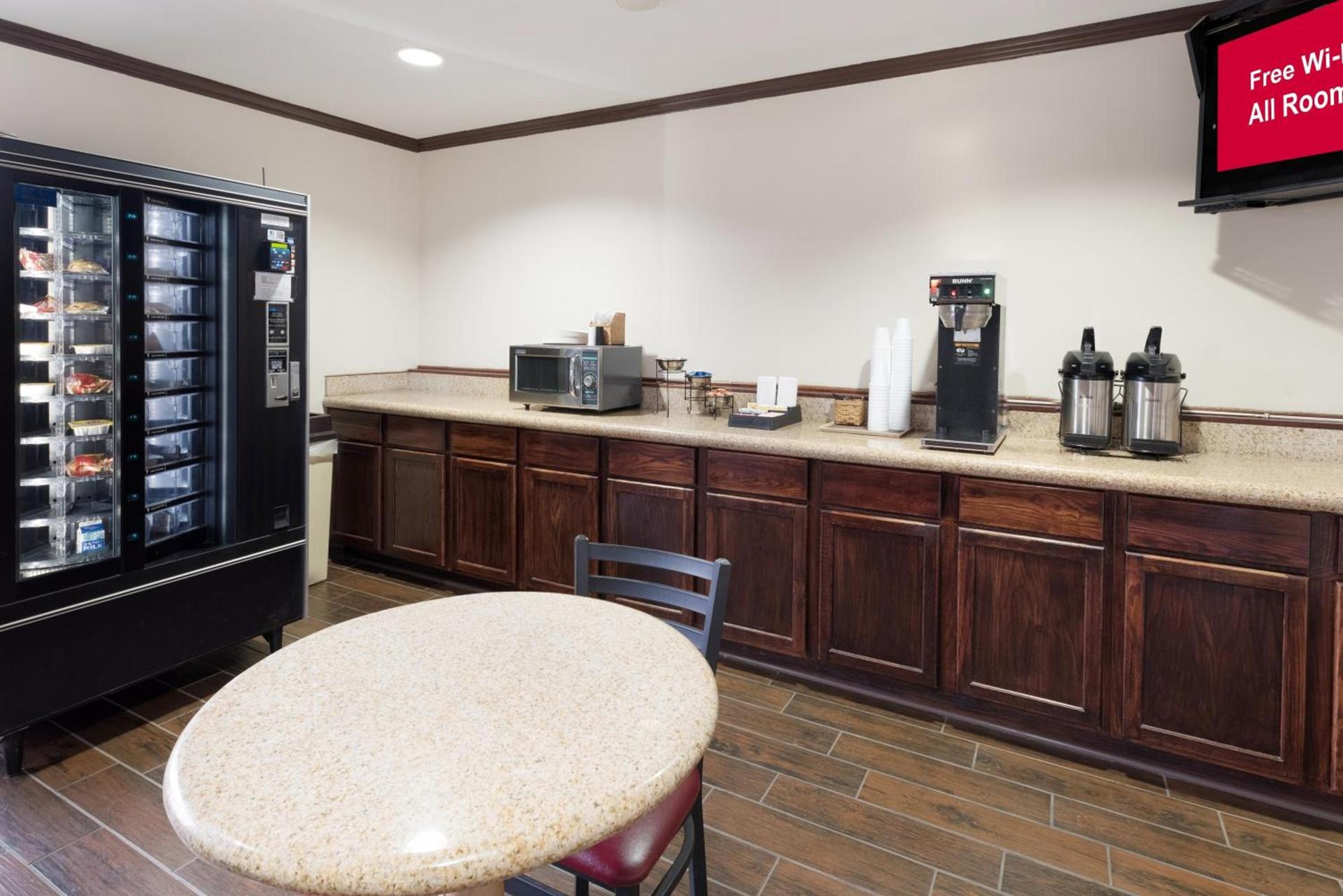 Red Roof Inn Fort Wayne photo 15