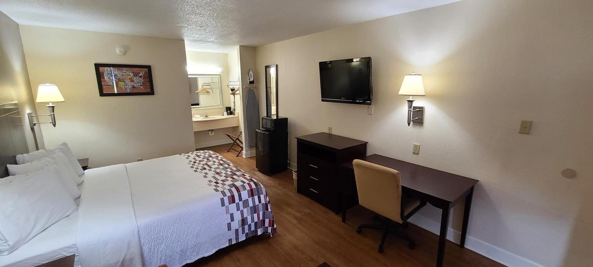 Red Roof Inn Tifton photo 11