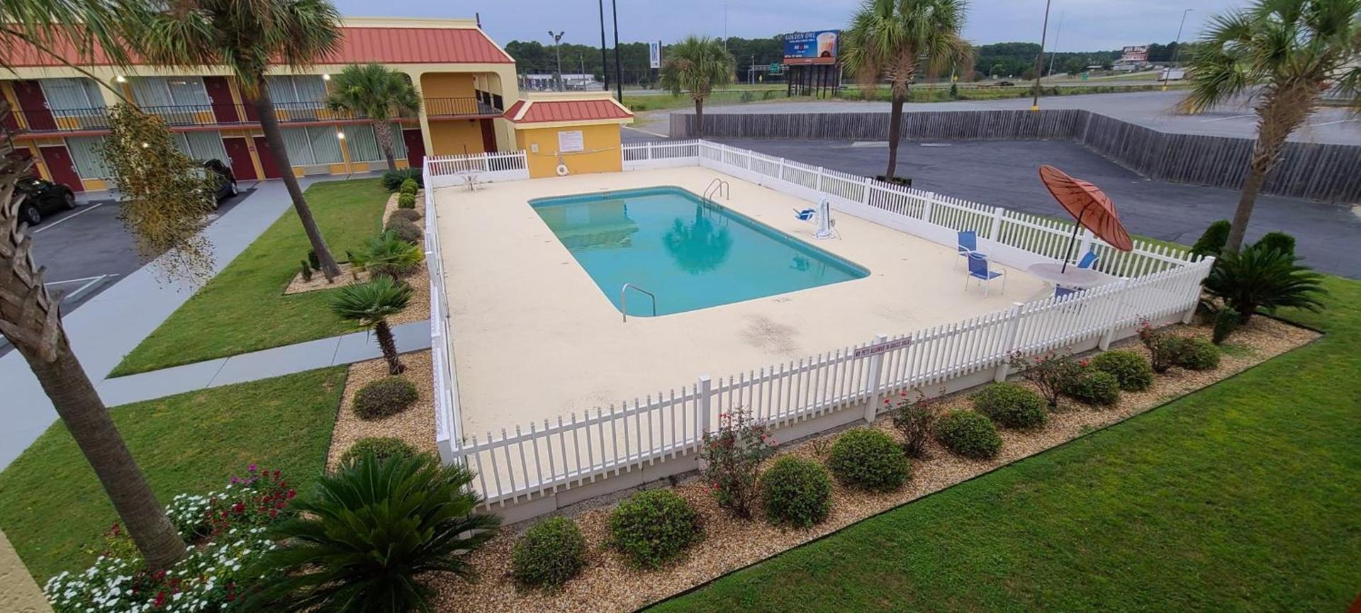 Red Roof Inn Tifton photo 10