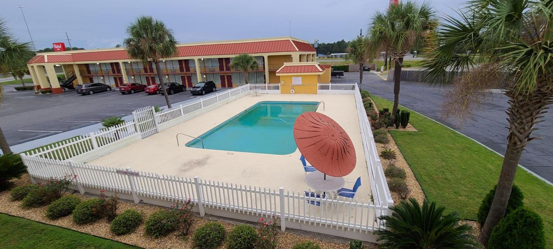 Red Roof Inn Tifton photo 9