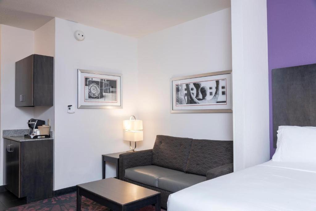 Holiday Inn Express & Suites Columbus - Polaris, an IHG Hotel photo 2