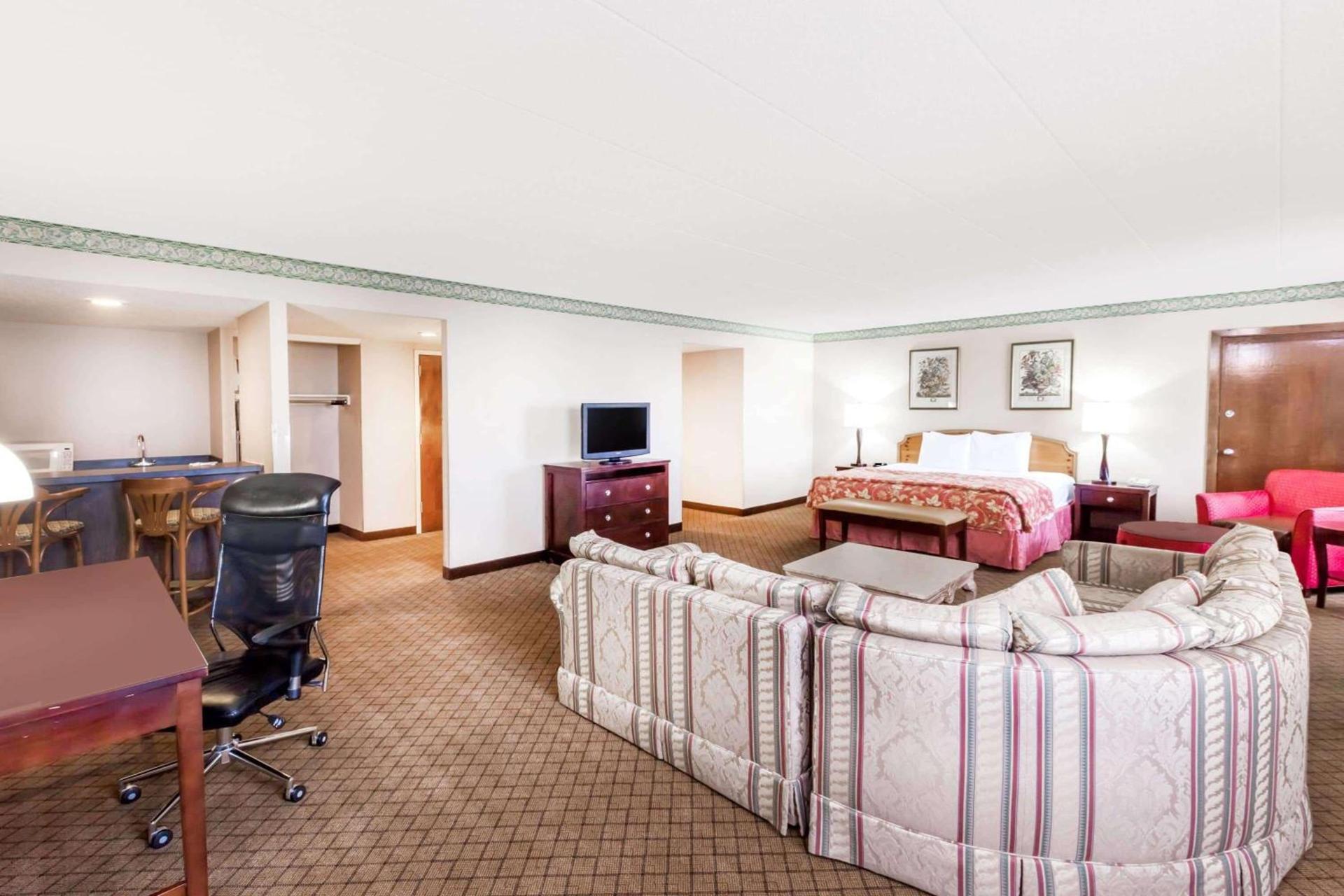 Clarion Hotel & Conference Center Lansing West photo 2