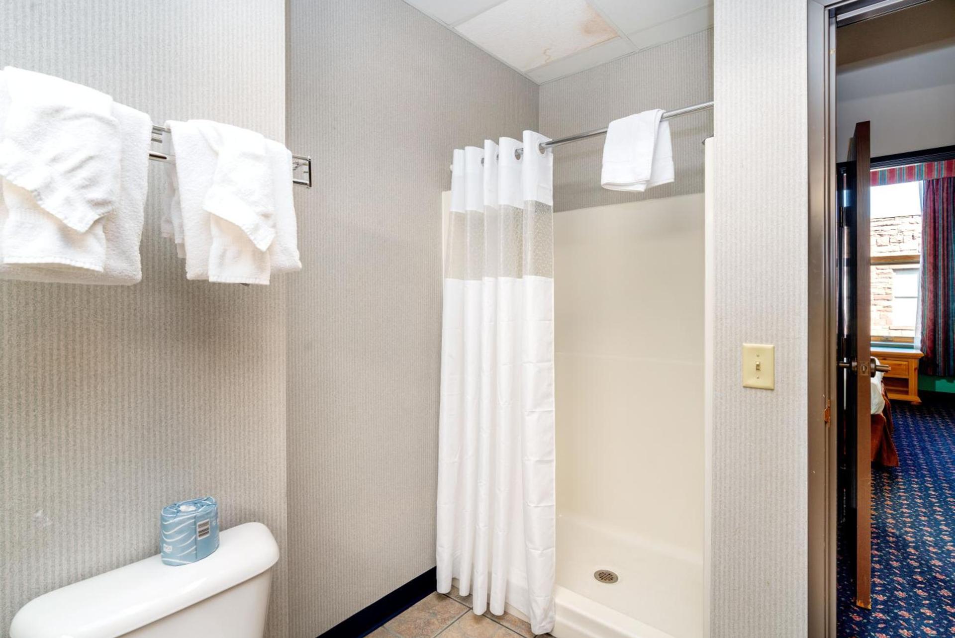 The Suites Hotel at Waterfront Plaza photo 7
