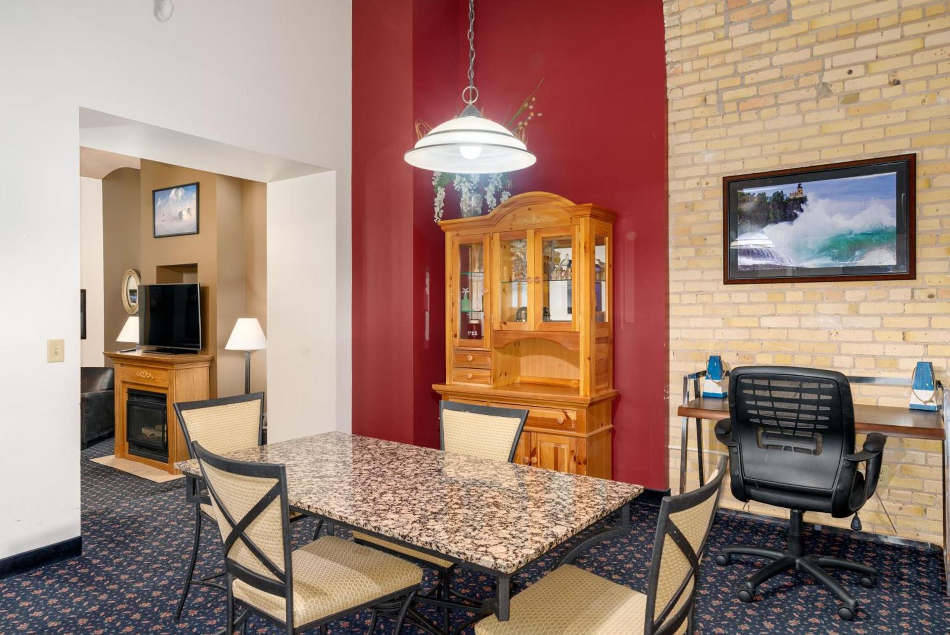 The Suites Hotel at Waterfront Plaza photo 10