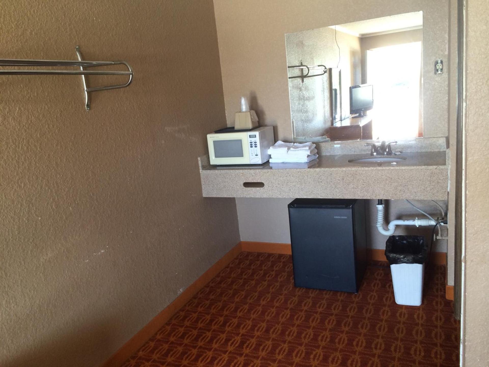 Lake Shore Motel photo 19