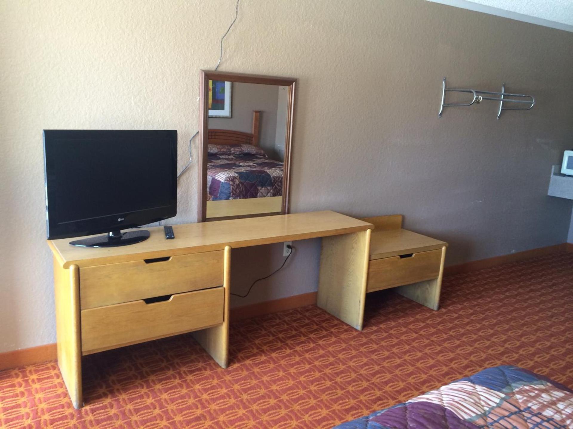 Lake Shore Motel photo 21
