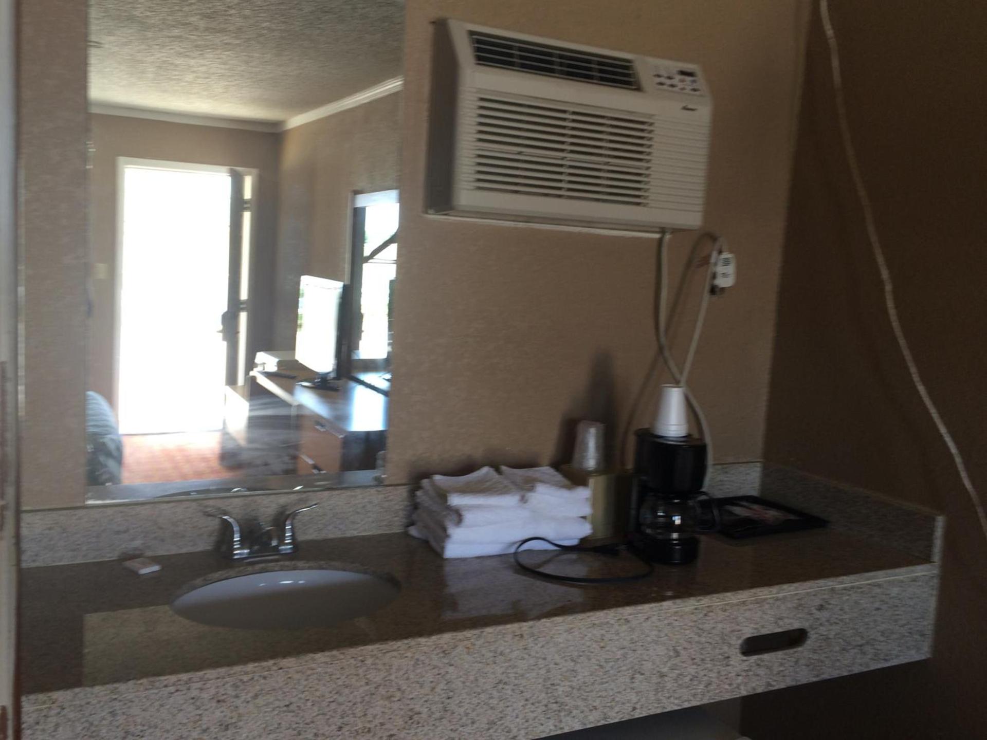 Lake Shore Motel photo 34