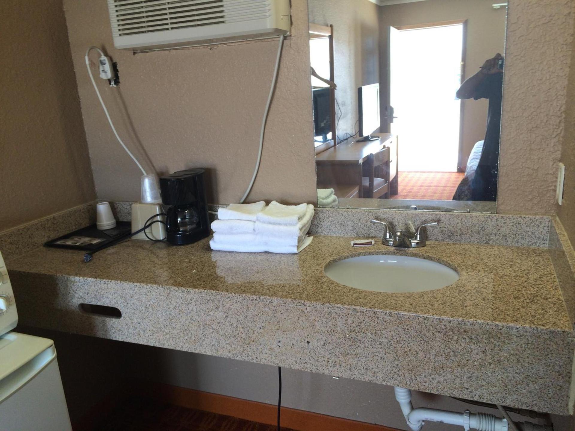 Lake Shore Motel photo 38