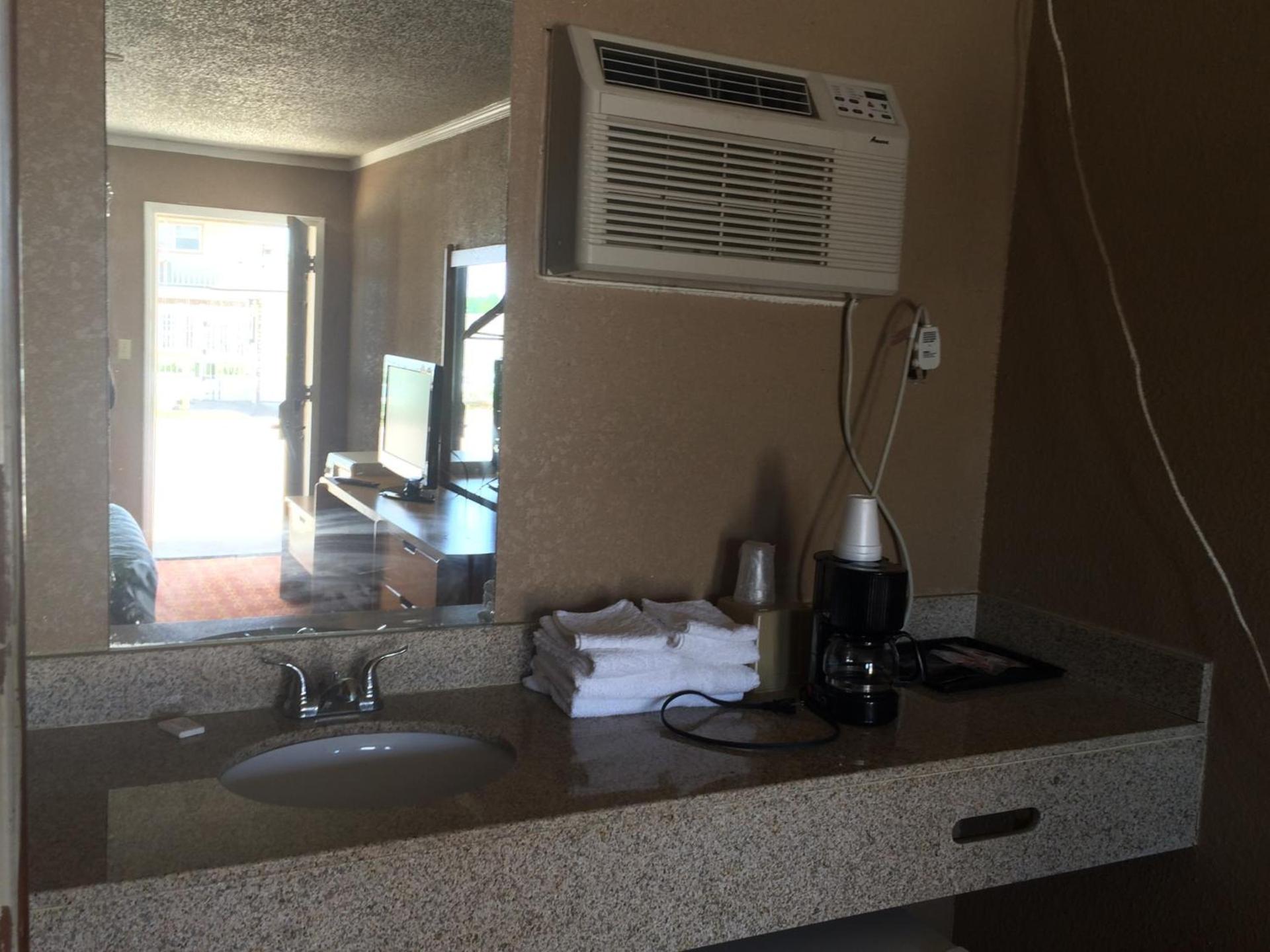 Lake Shore Motel photo 40