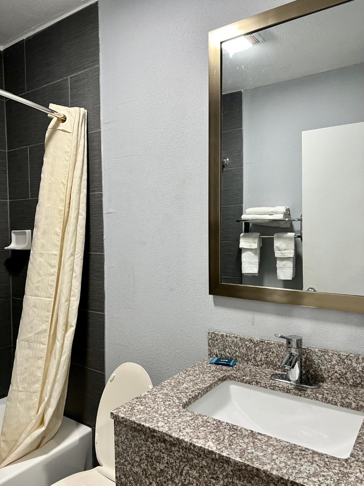 Knights Inn Madison Heights photo 11