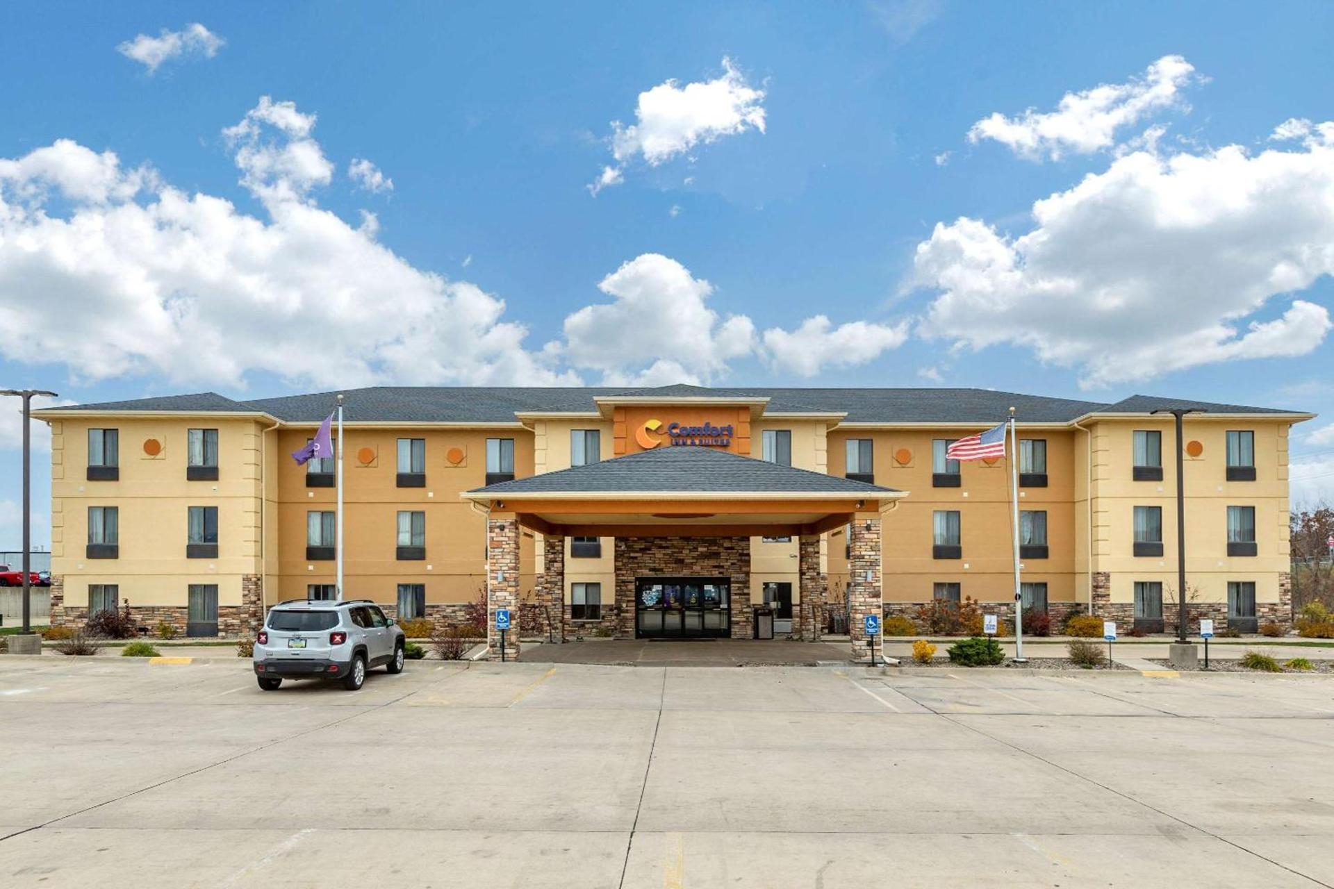 Comfort Inn & Suites Cedar Rapids North - Collins Road photo 3