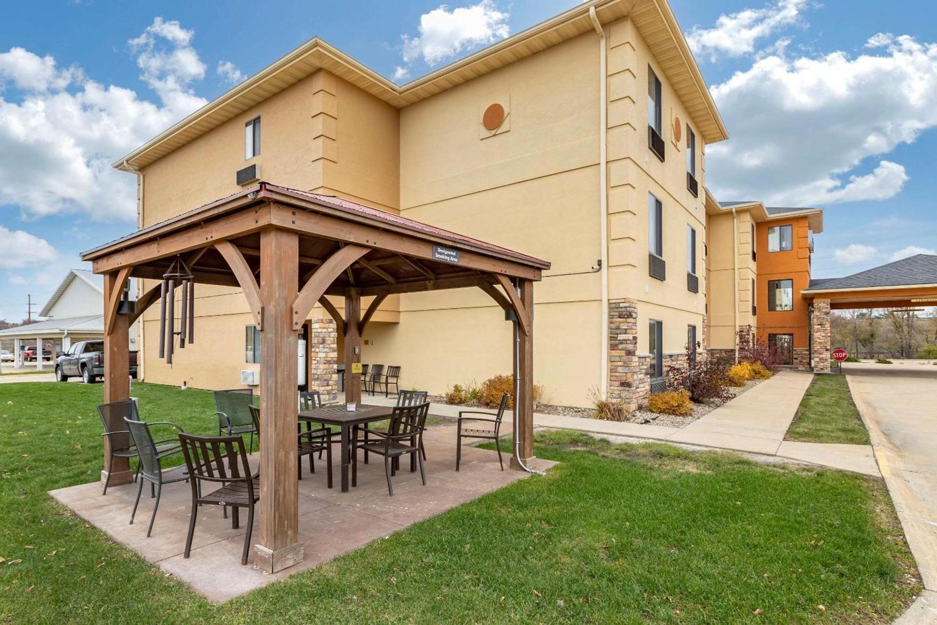 Comfort Inn & Suites Cedar Rapids North - Collins Road photo 2