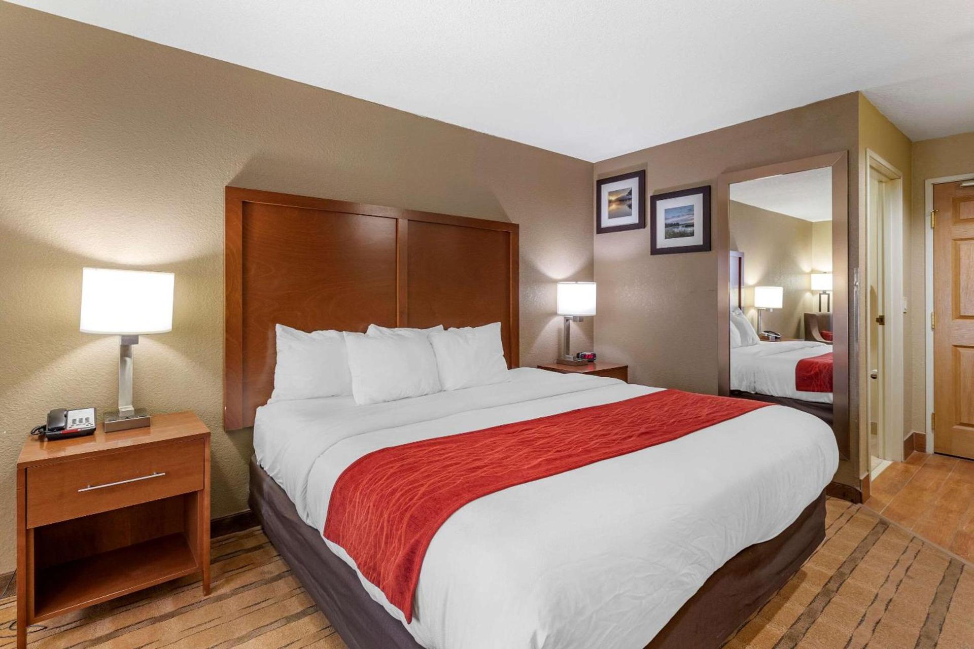 Comfort Inn & Suites Cedar Rapids North - Collins Road photo 12