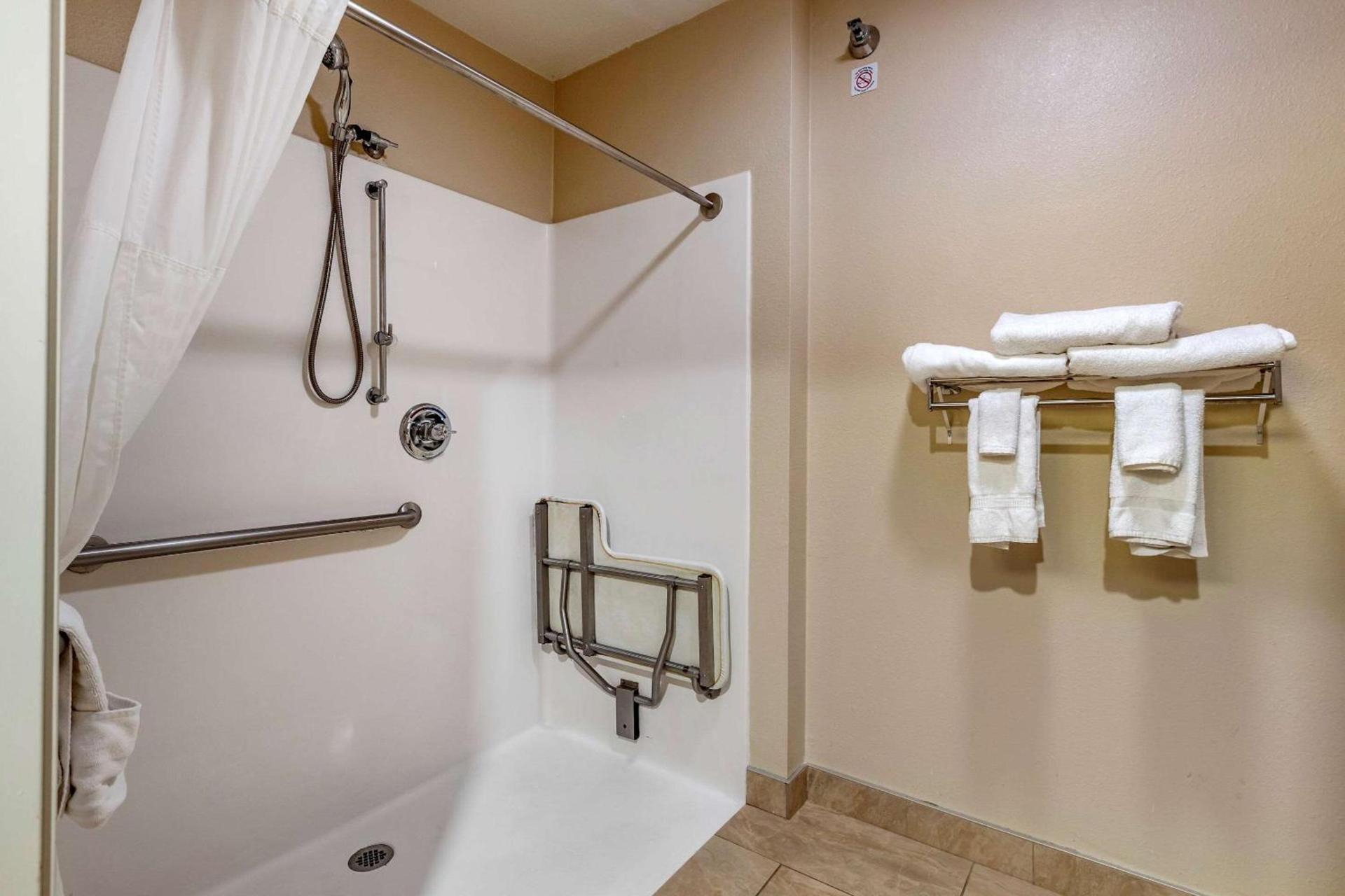 Comfort Inn & Suites Cedar Rapids North - Collins Road photo 16