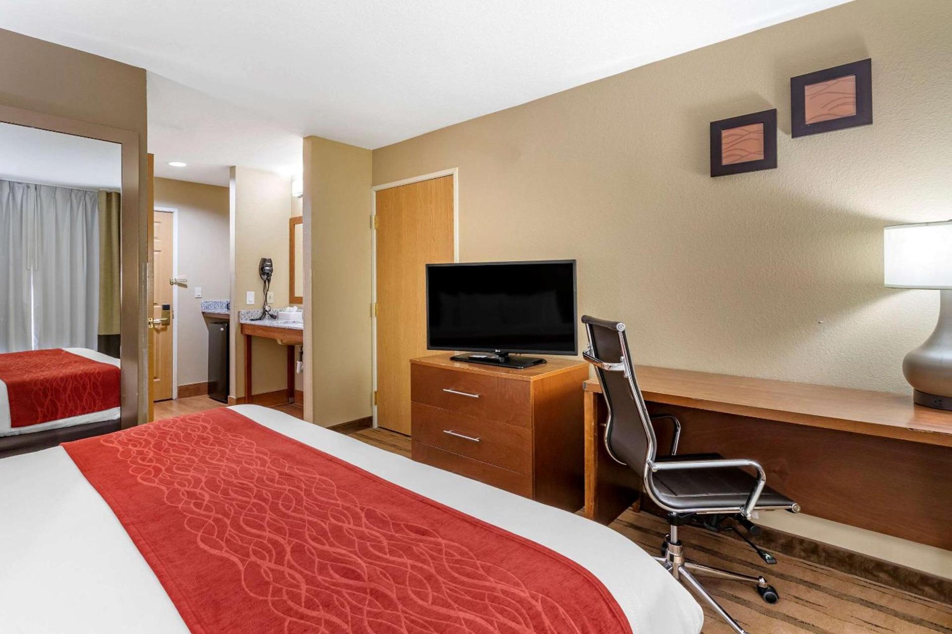 Comfort Inn & Suites Cedar Rapids North - Collins Road photo 15