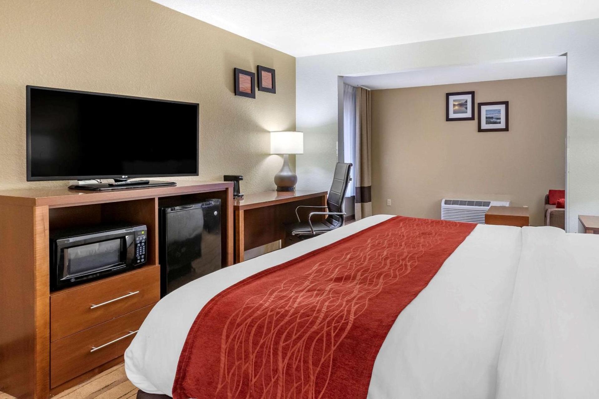 Comfort Inn & Suites Cedar Rapids North - Collins Road photo 39