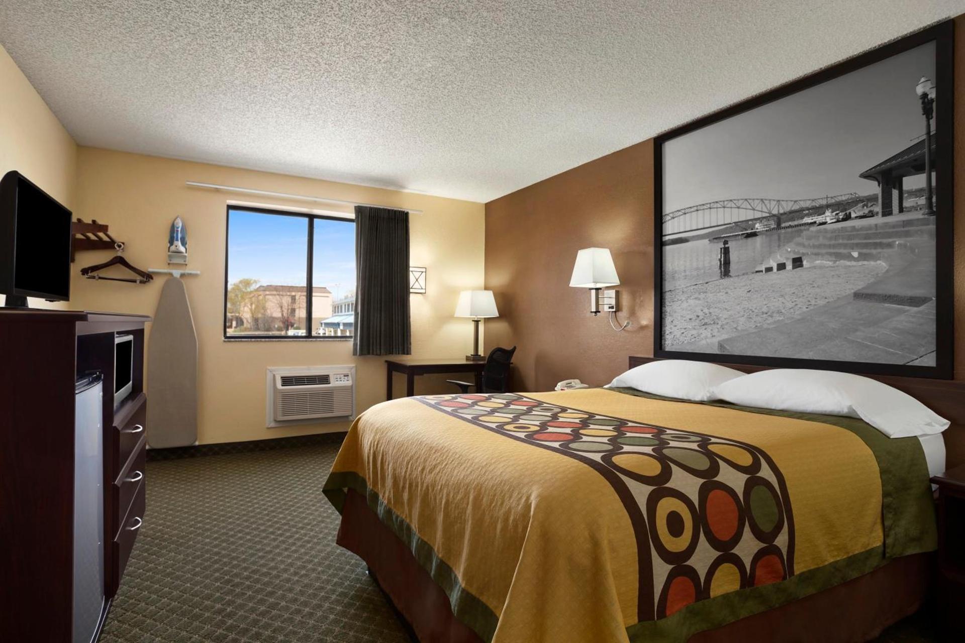 Super 8 by Wyndham Cedar Rapids photo 20