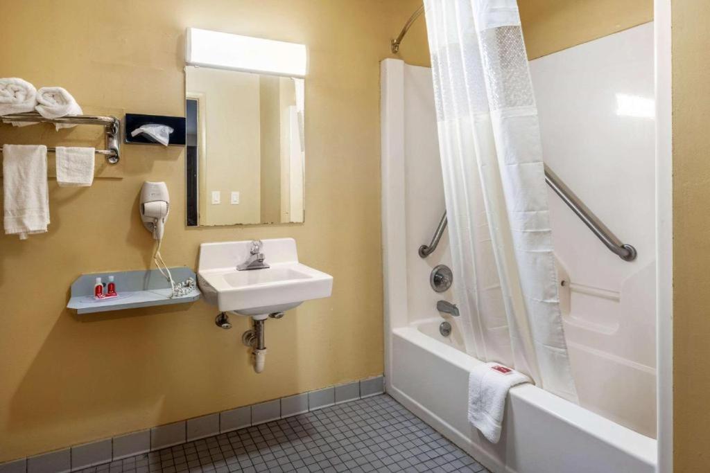 Southern Inn and Suites photo 16