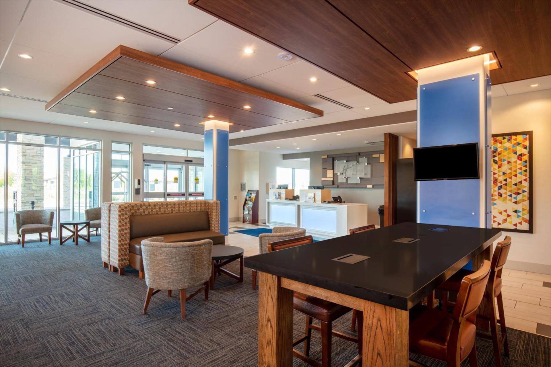 Holiday Inn Express & Suites - Beloit by IHG photo 5