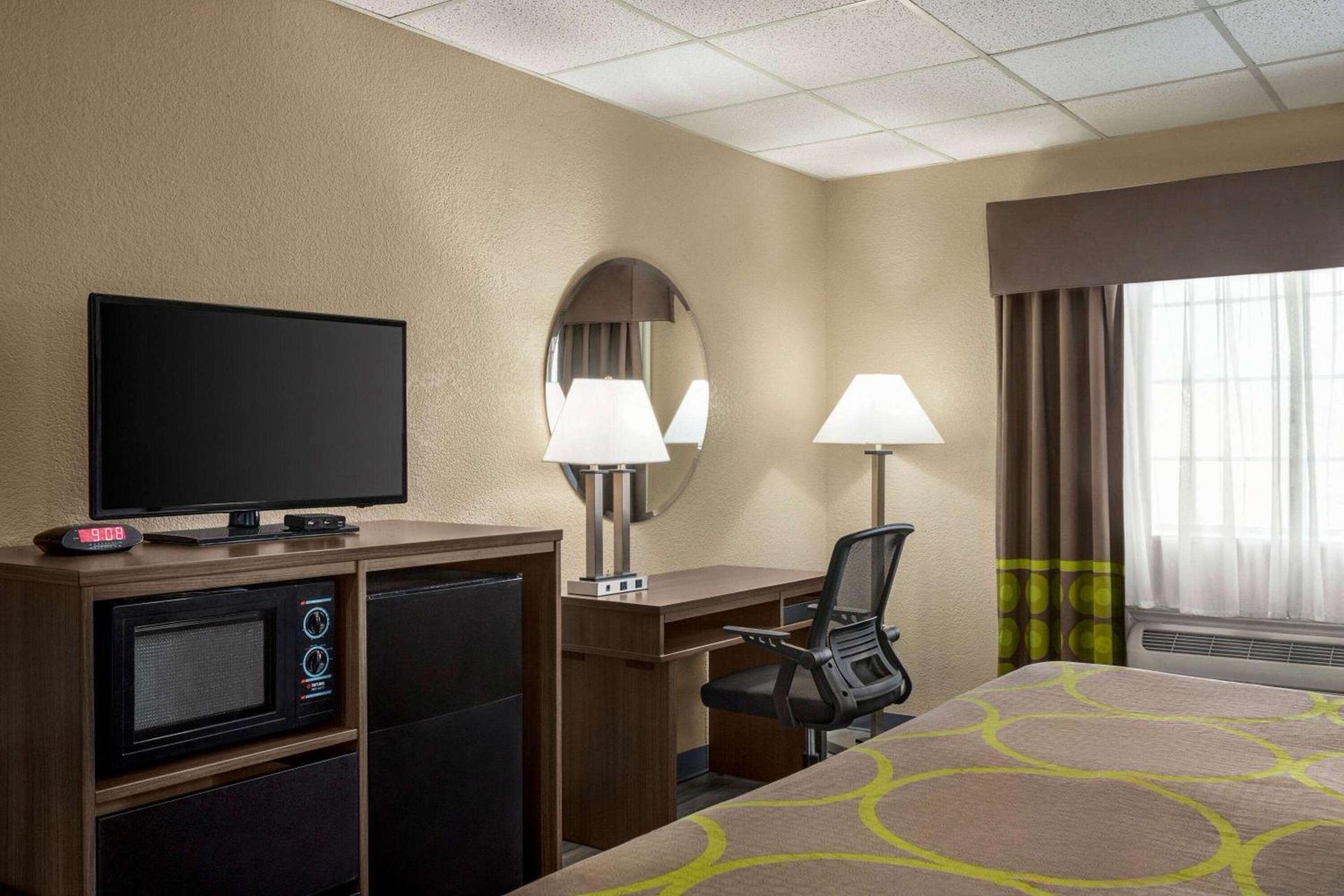Super 8 by Wyndham Gainesville TX photo 8