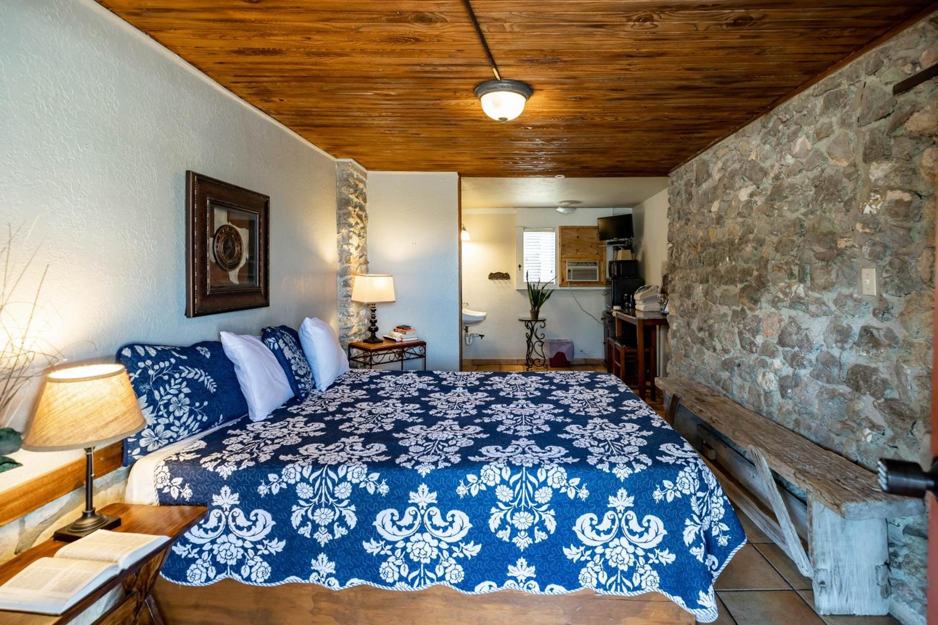 The Historic Leakey Inn photo 14