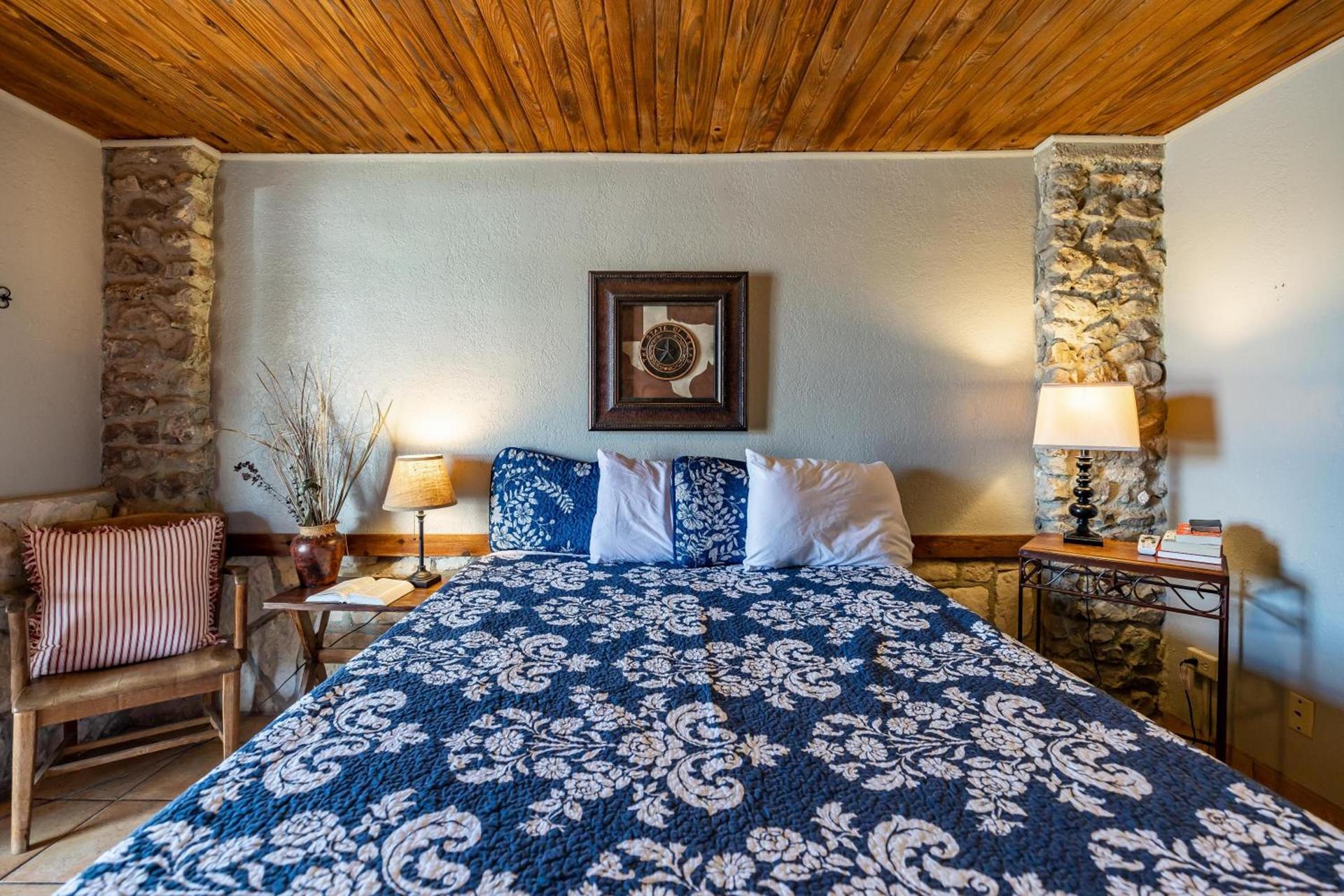The Historic Leakey Inn photo 11