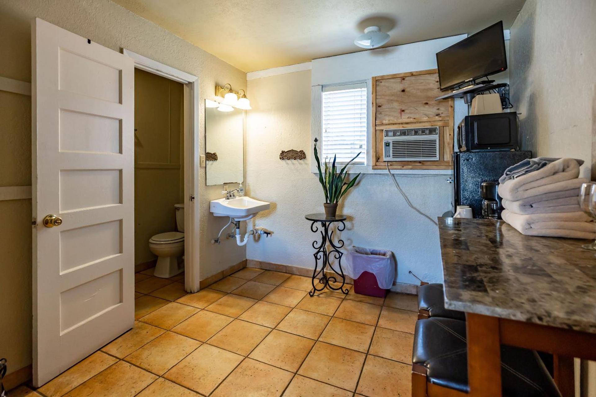 The Historic Leakey Inn photo 15