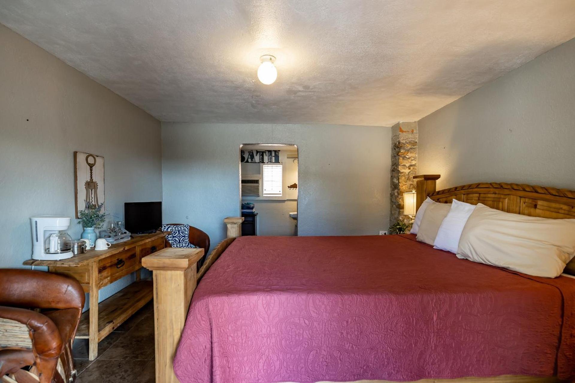 The Historic Leakey Inn photo 16