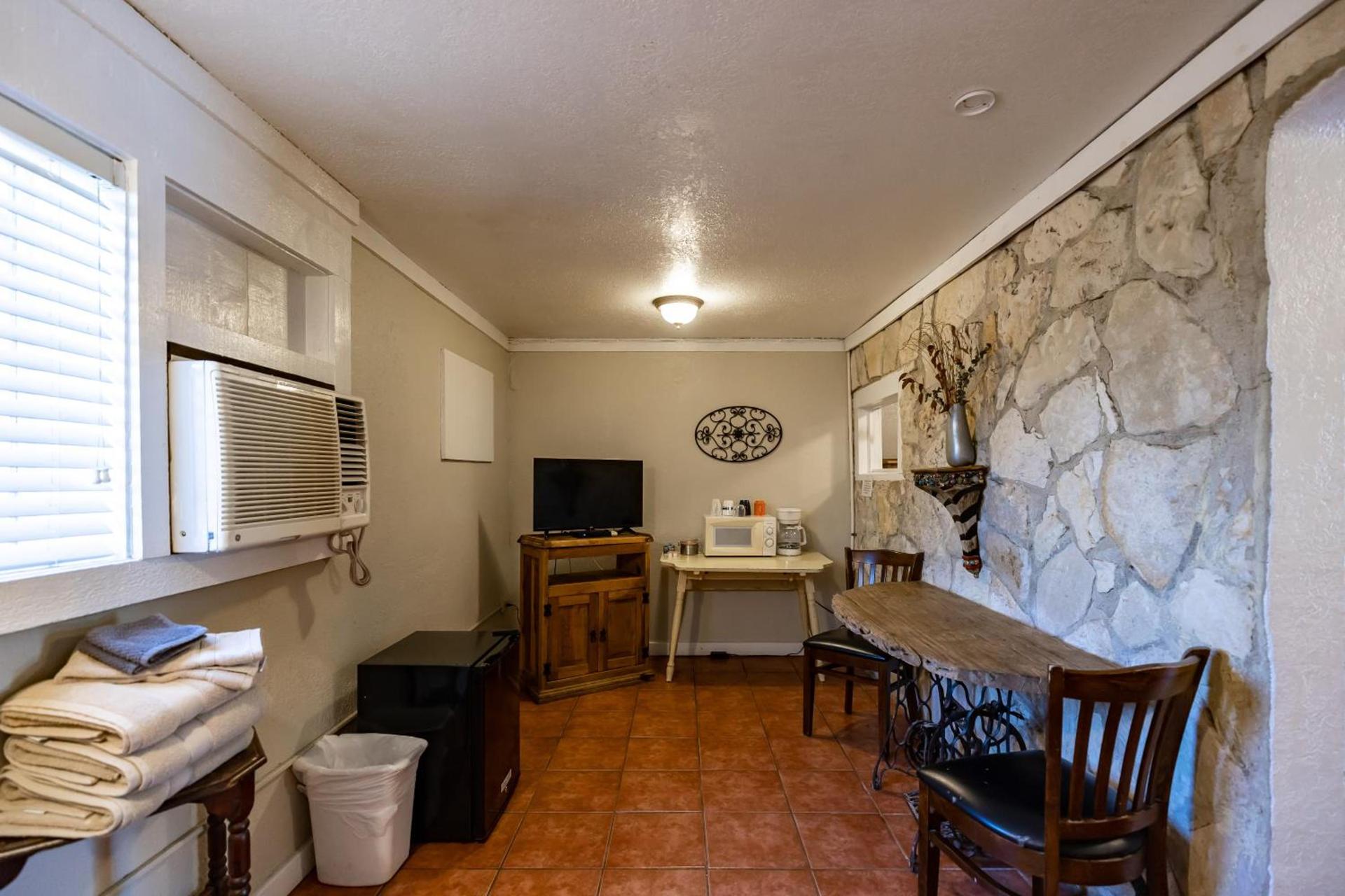 The Historic Leakey Inn photo 19