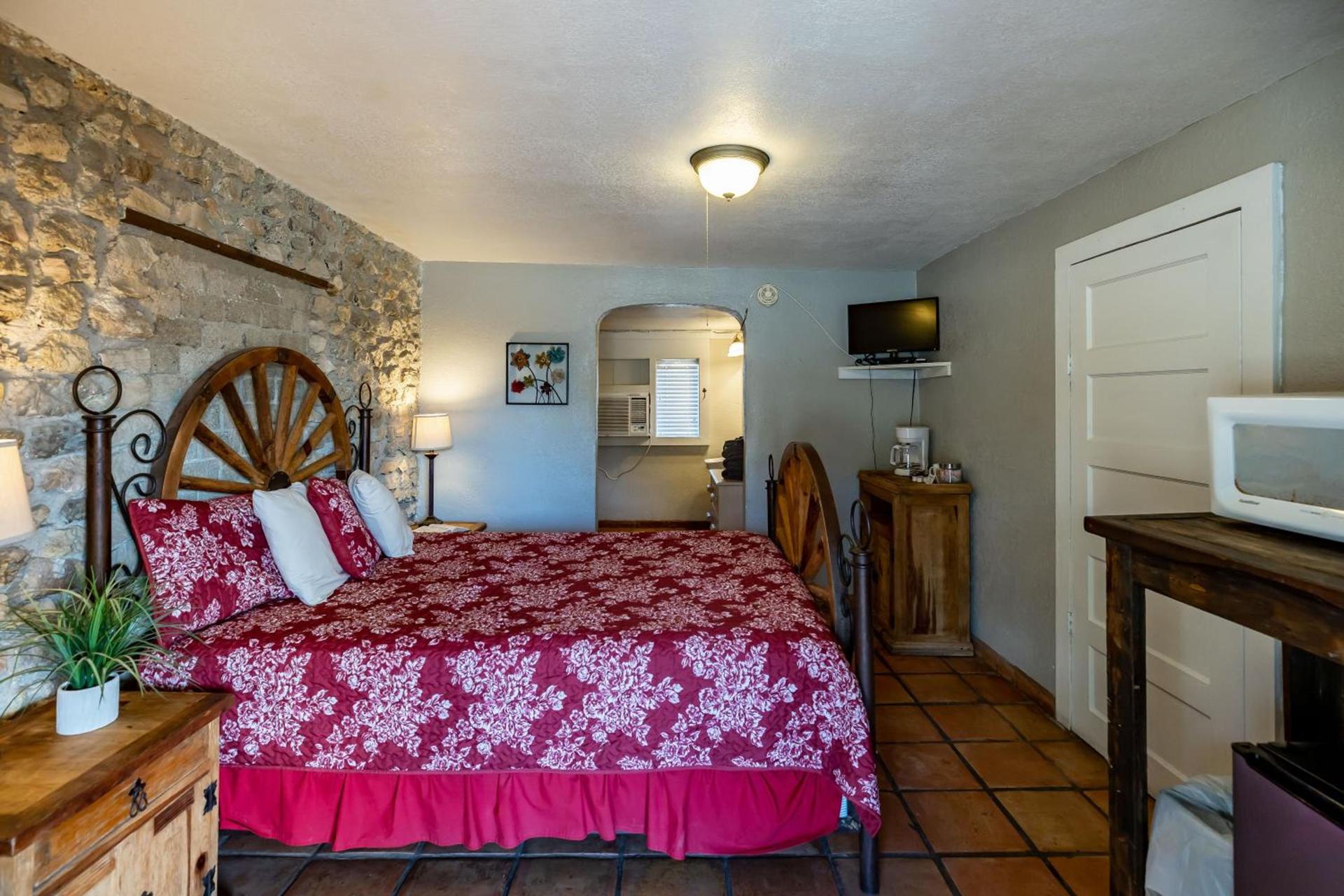 The Historic Leakey Inn photo 24
