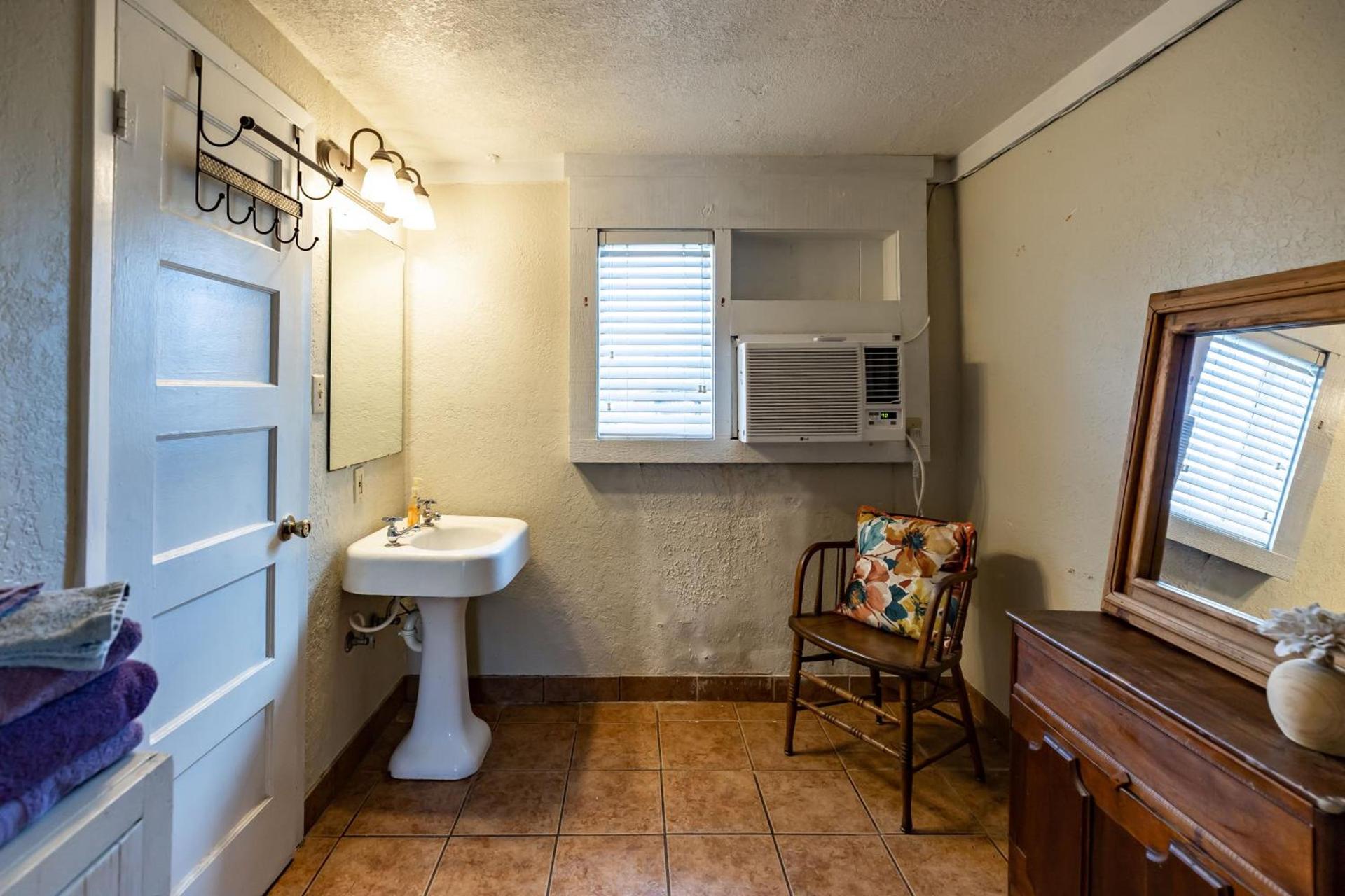 The Historic Leakey Inn photo 28