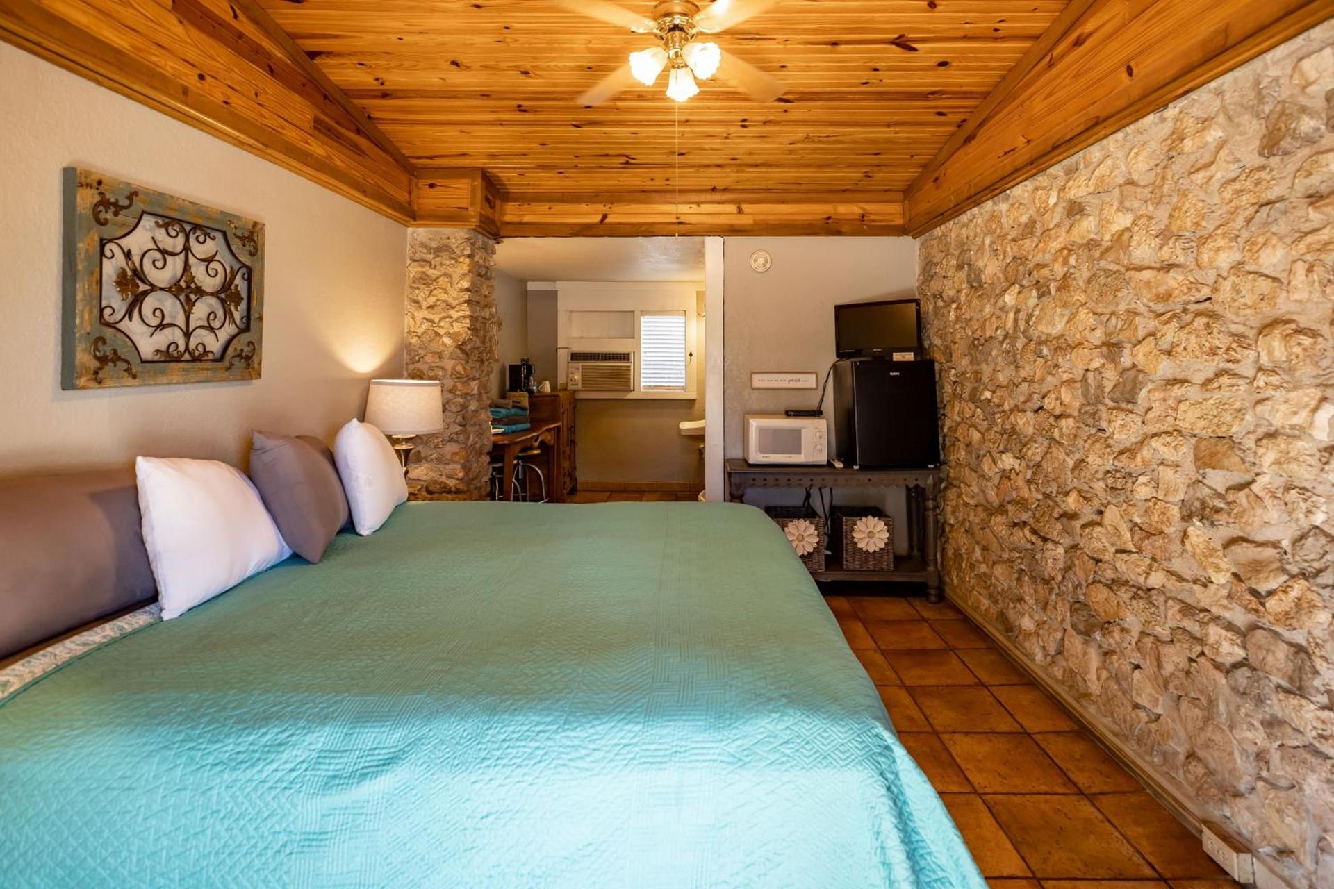 The Historic Leakey Inn photo 29