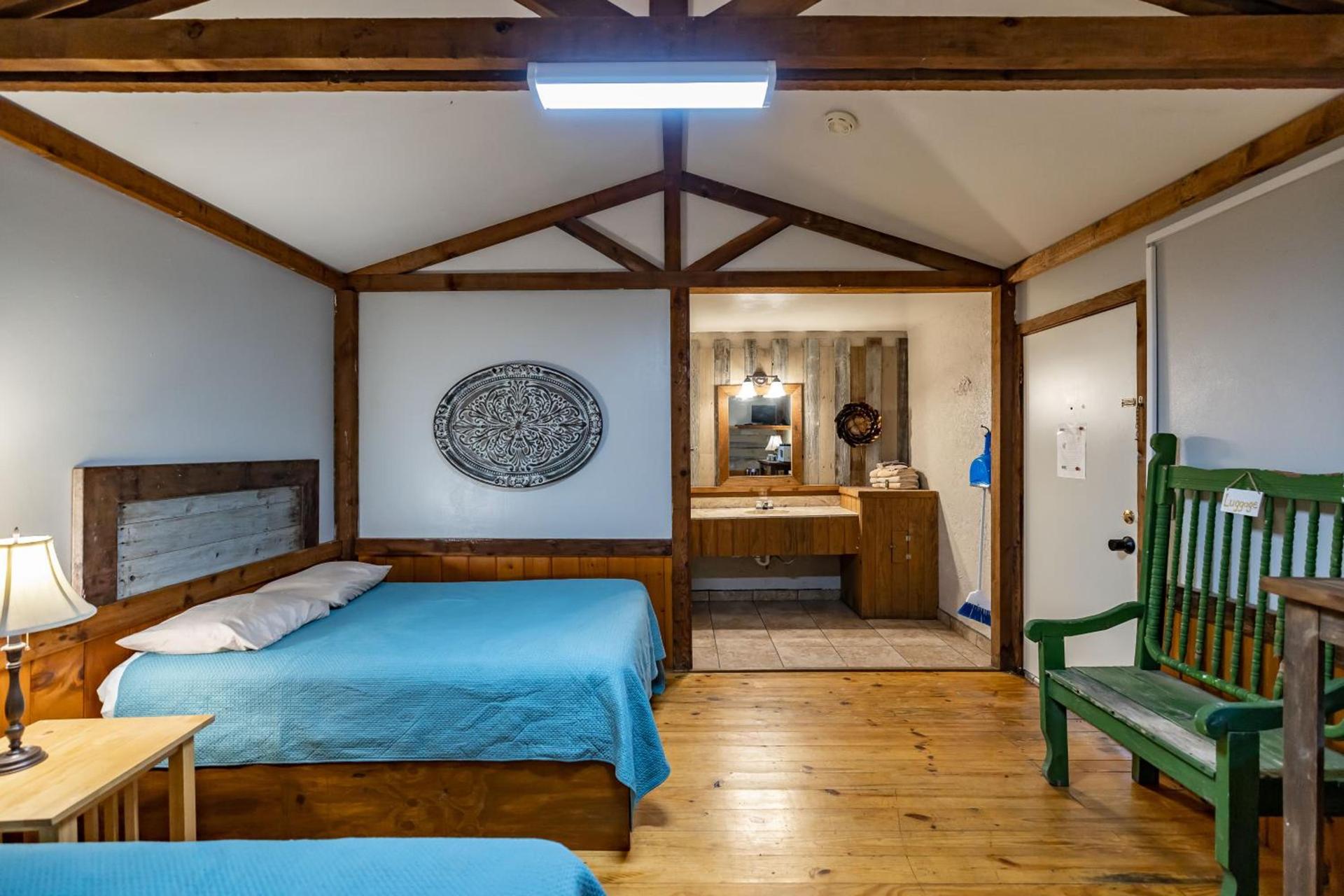 The Historic Leakey Inn photo 8