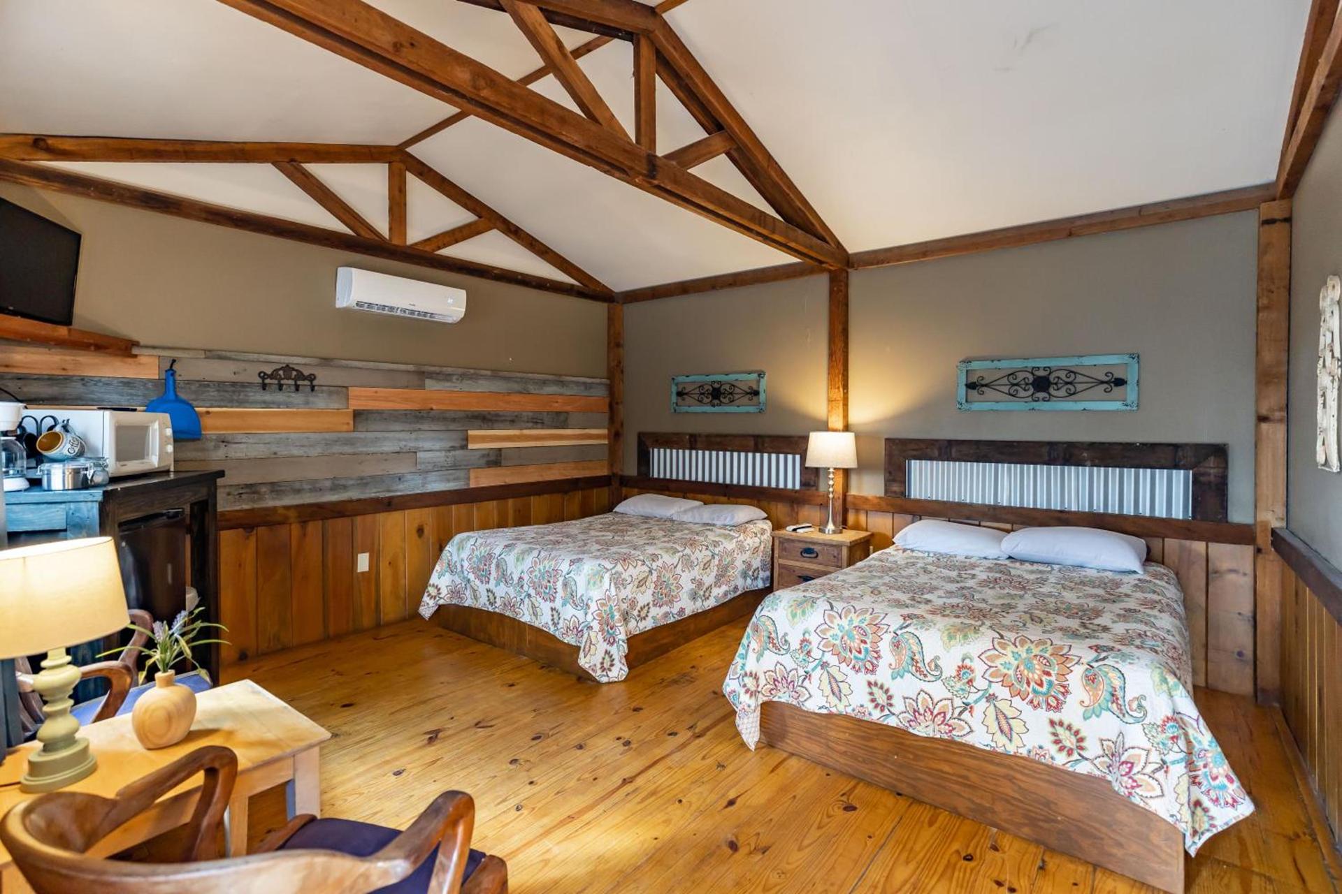 The Historic Leakey Inn photo 33