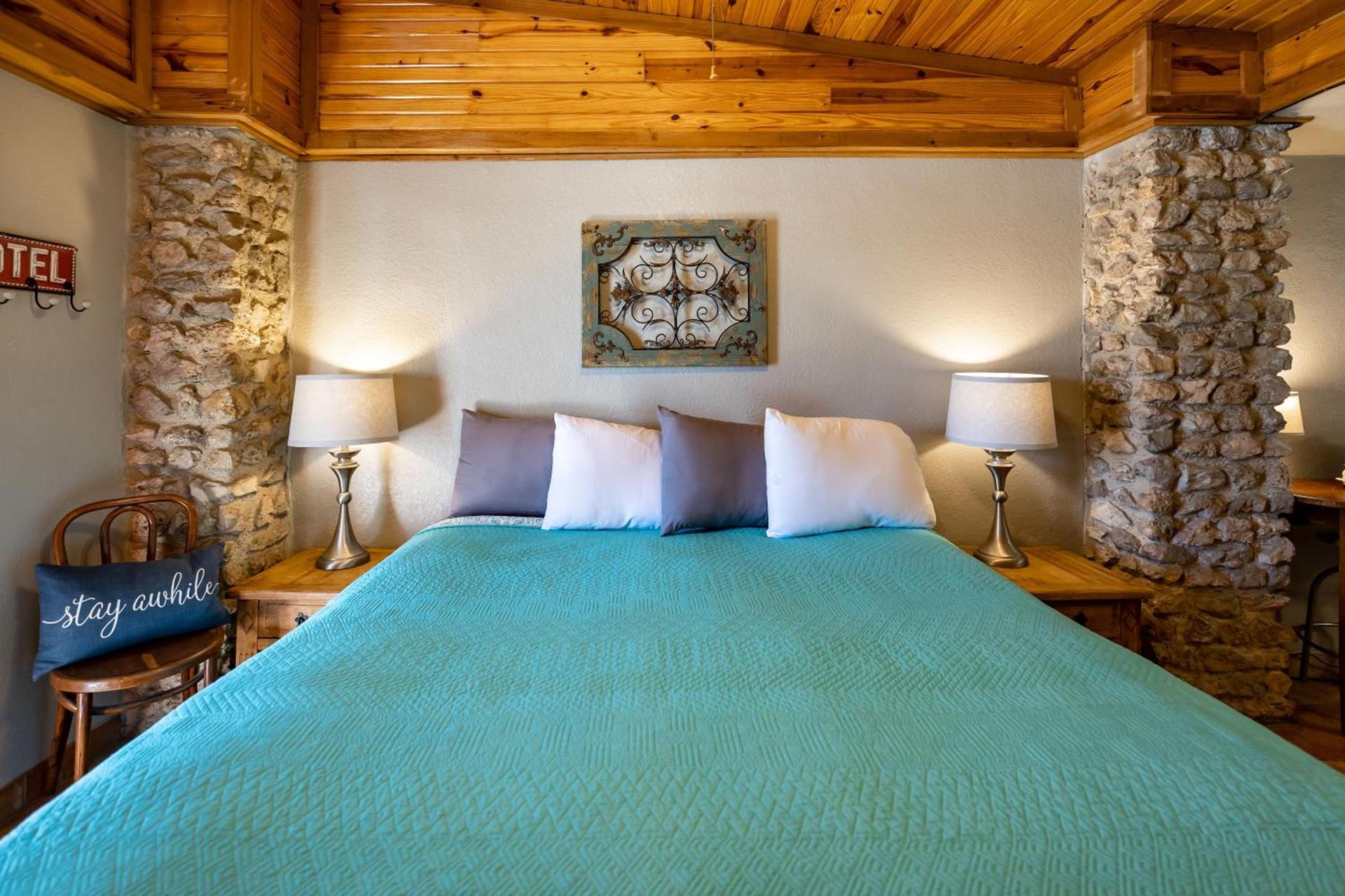 The Historic Leakey Inn photo 35