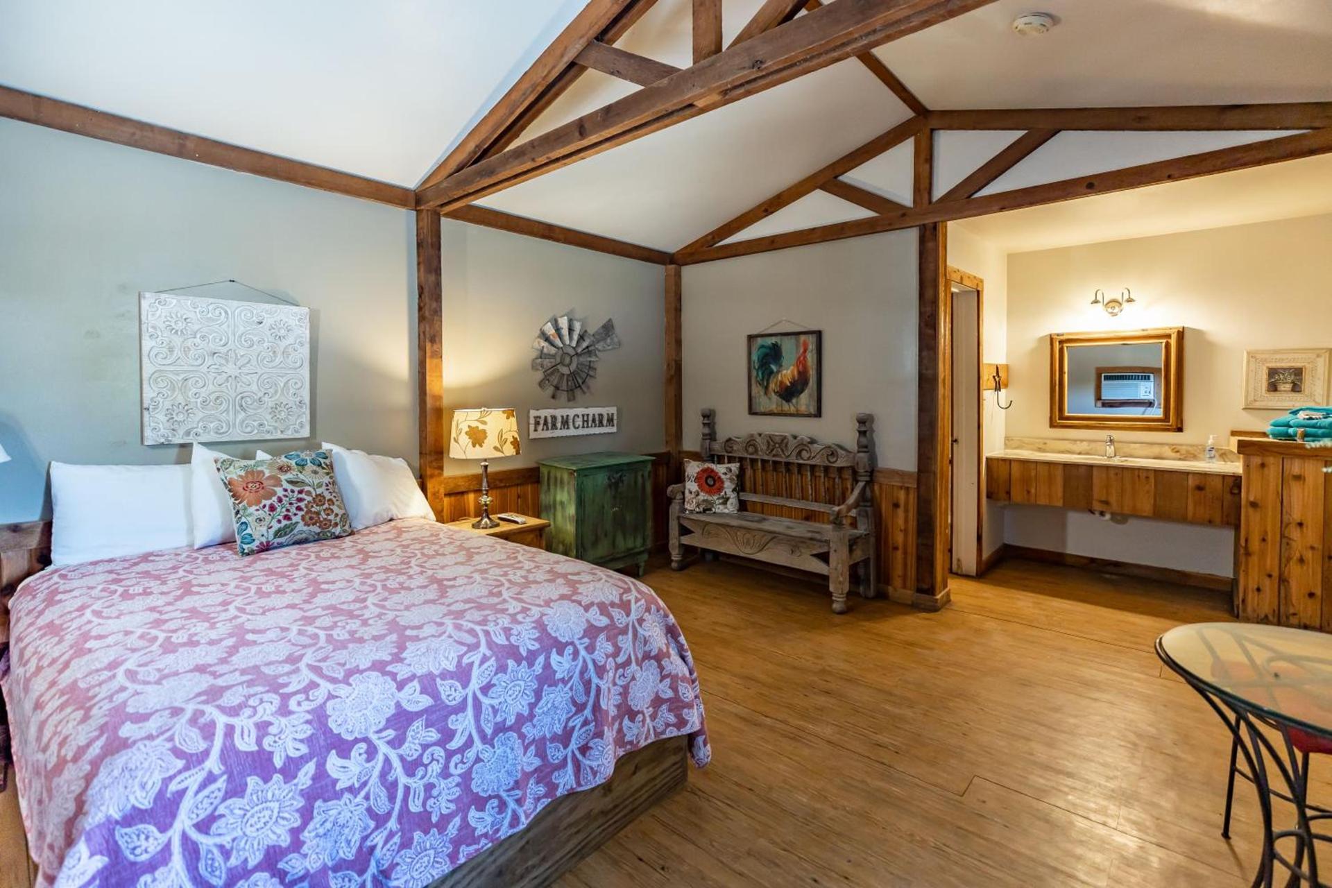 The Historic Leakey Inn photo 38