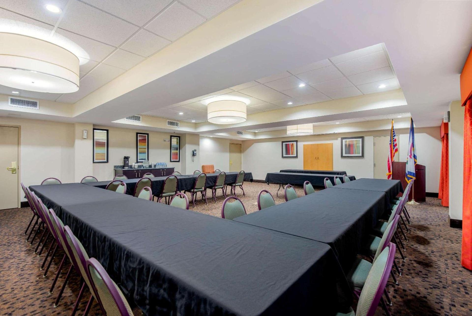 La Quinta by Wyndham Elkview - Charleston NE photo 42