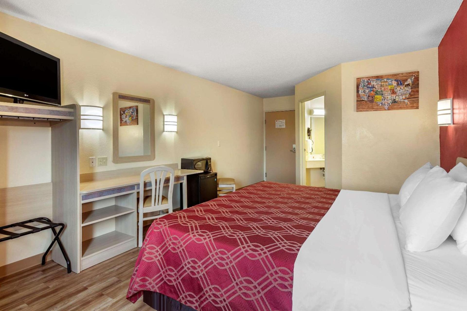 Econo Lodge Belle Fourche photo 11