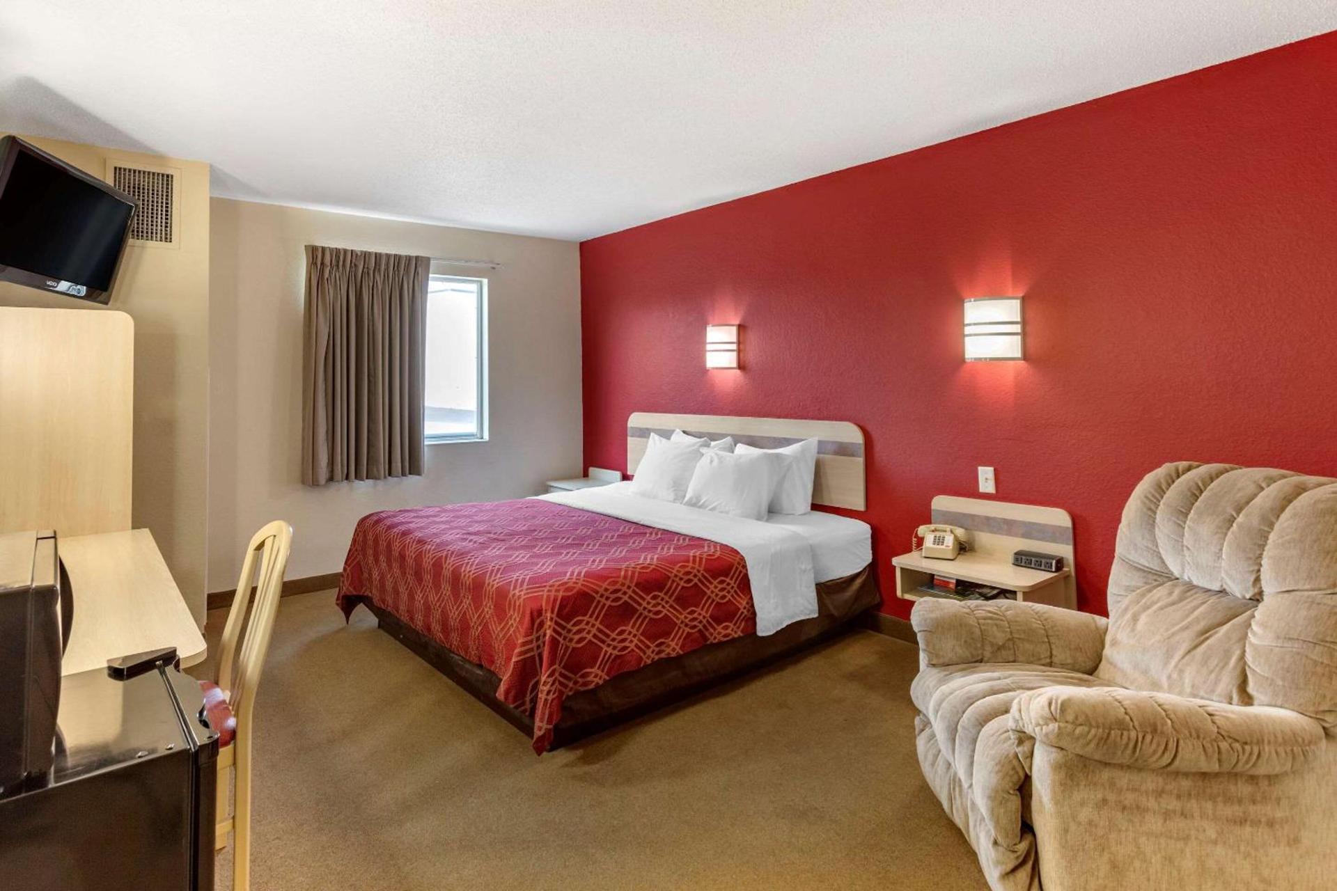 Econo Lodge Belle Fourche photo 13
