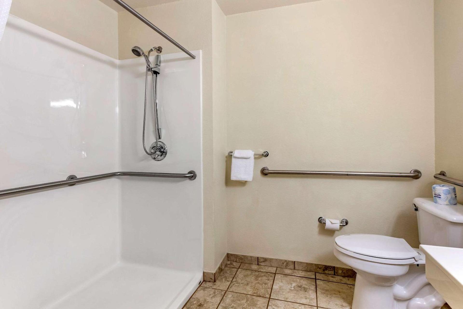 Econo Lodge Belle Fourche photo 16