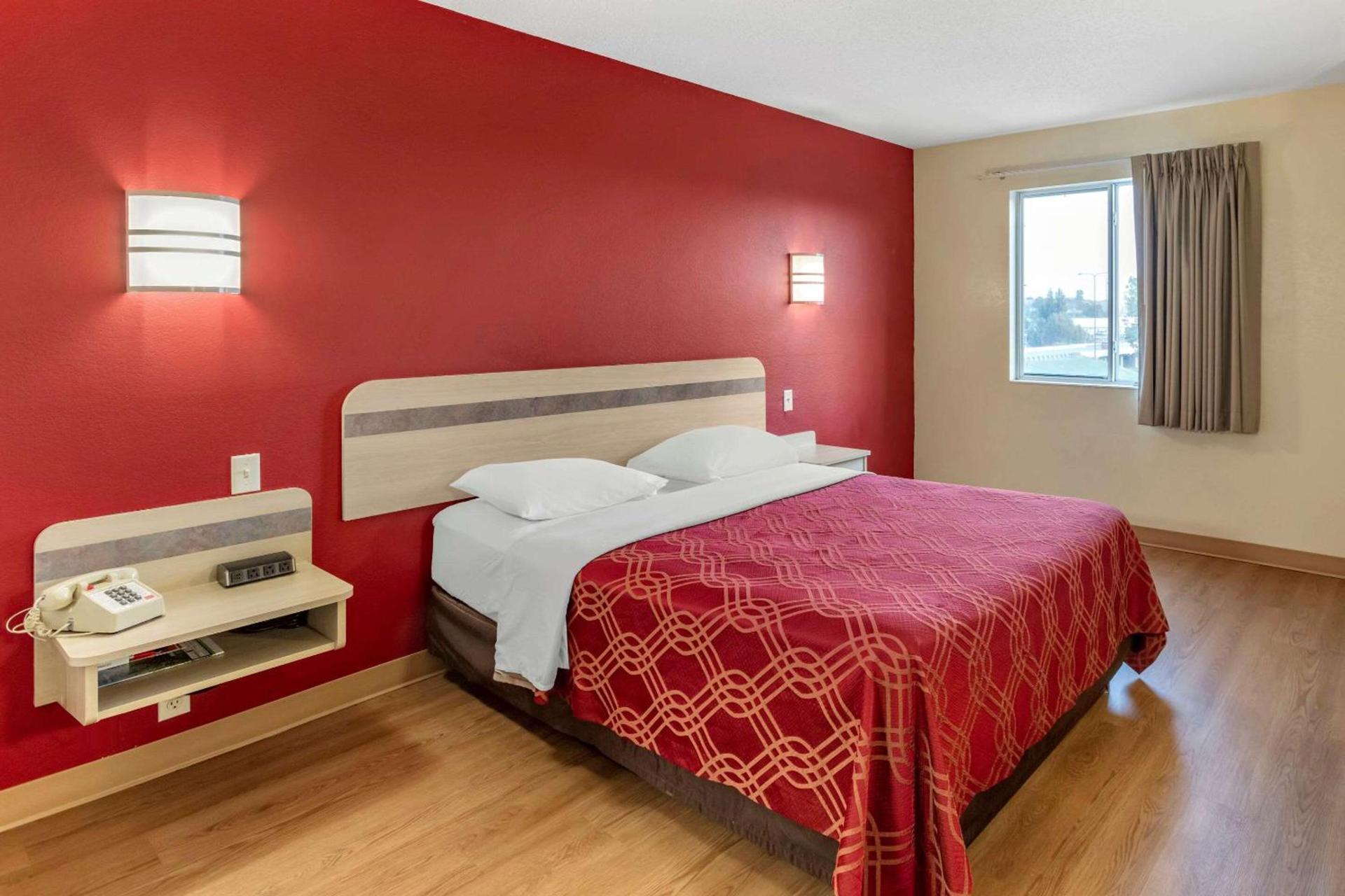Econo Lodge Belle Fourche photo 17