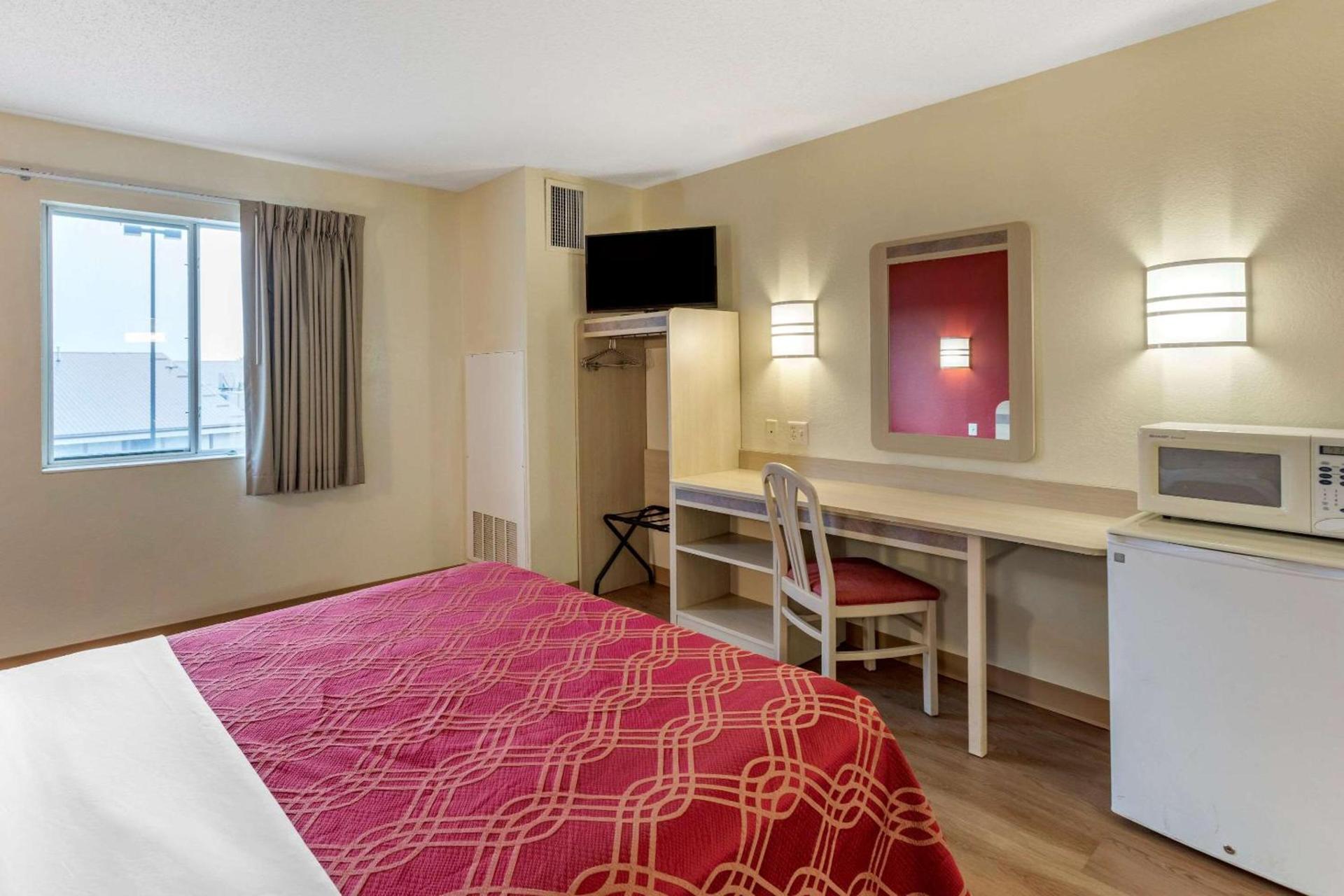 Econo Lodge Belle Fourche photo 18