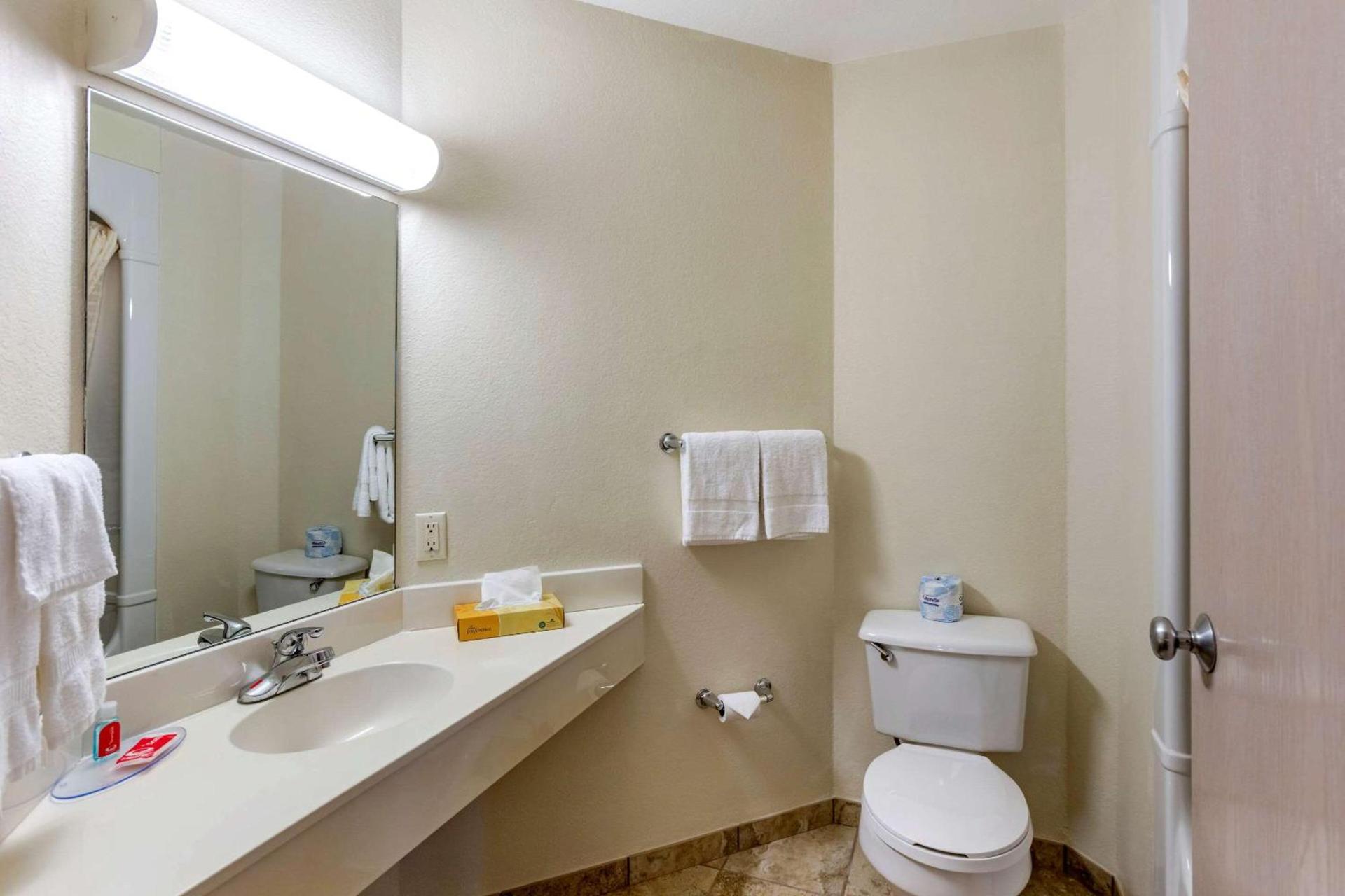 Econo Lodge Belle Fourche photo 20