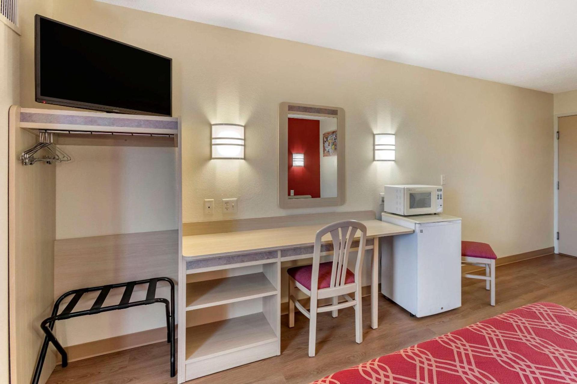 Econo Lodge Belle Fourche photo 19