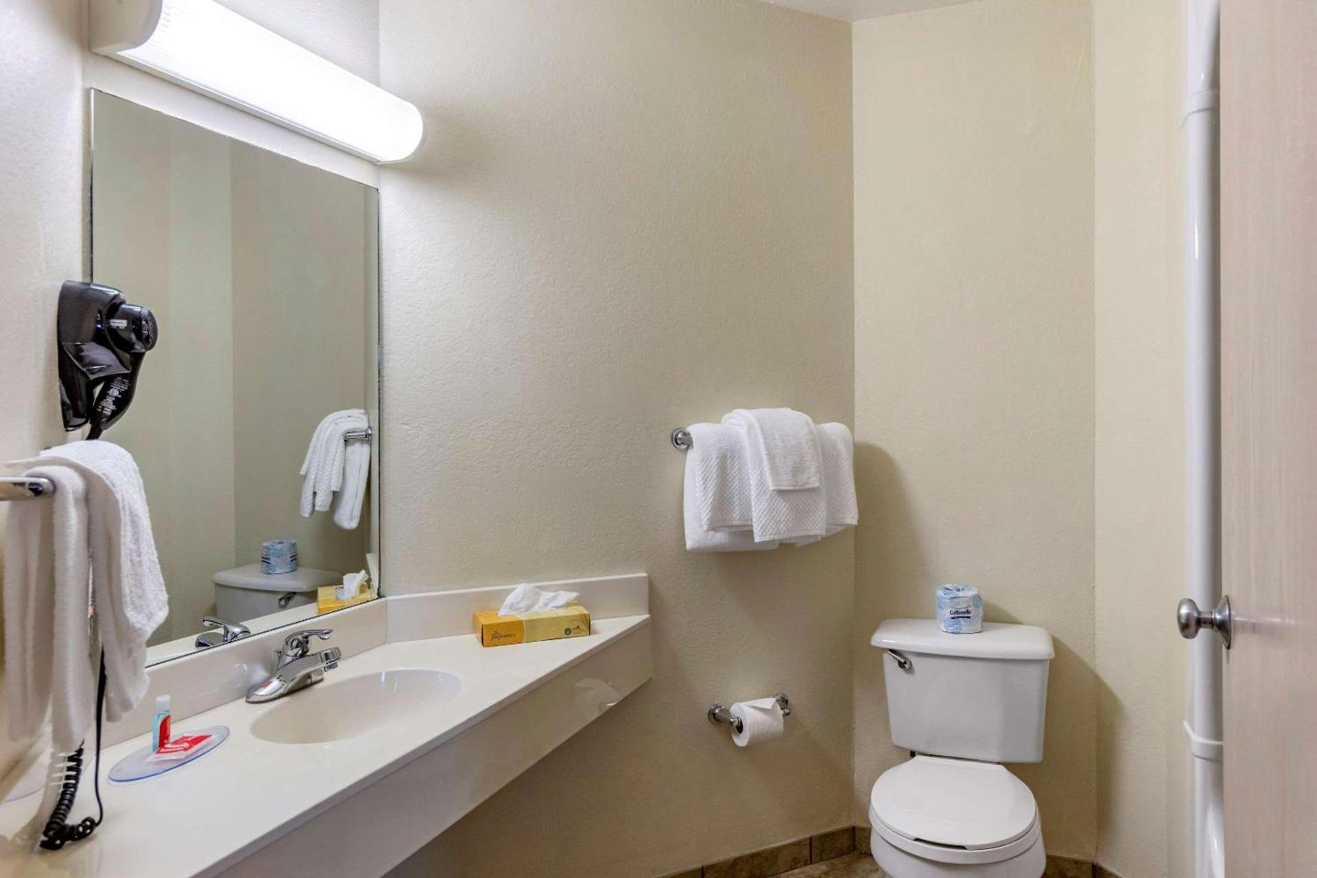 Econo Lodge Belle Fourche photo 24