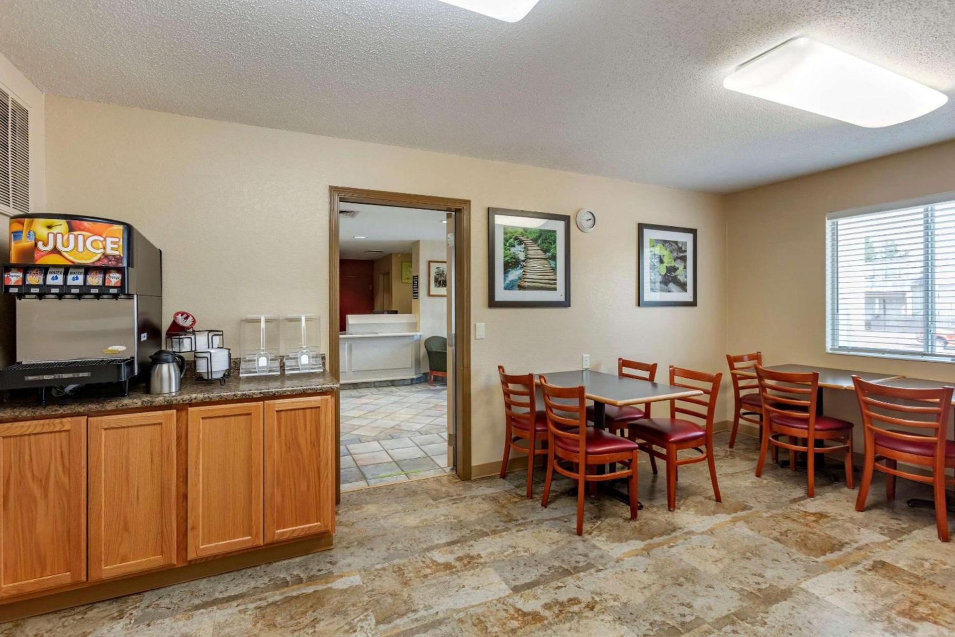 Econo Lodge Belle Fourche photo 28