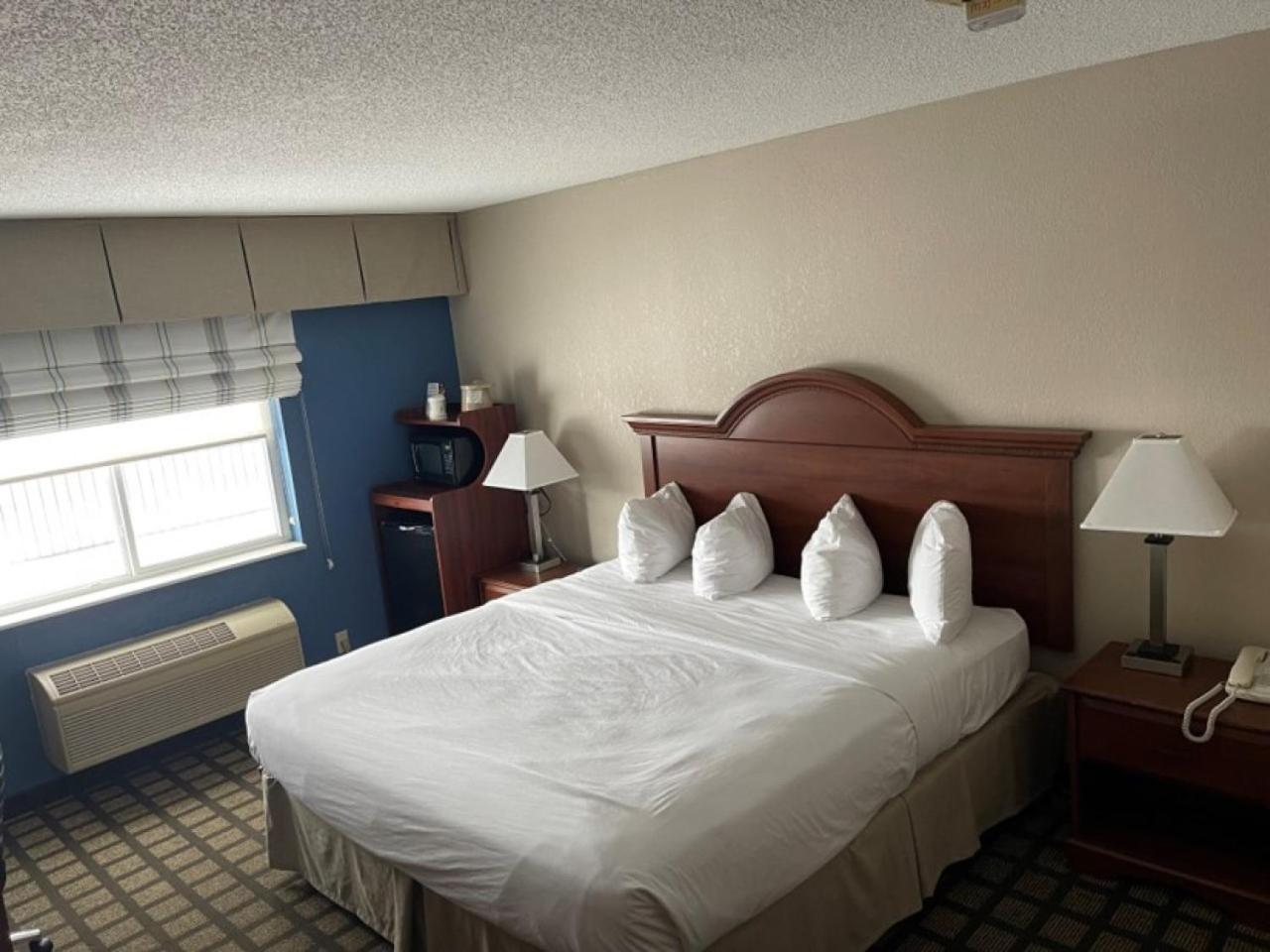 Baymont by Wyndham Galesburg photo 21