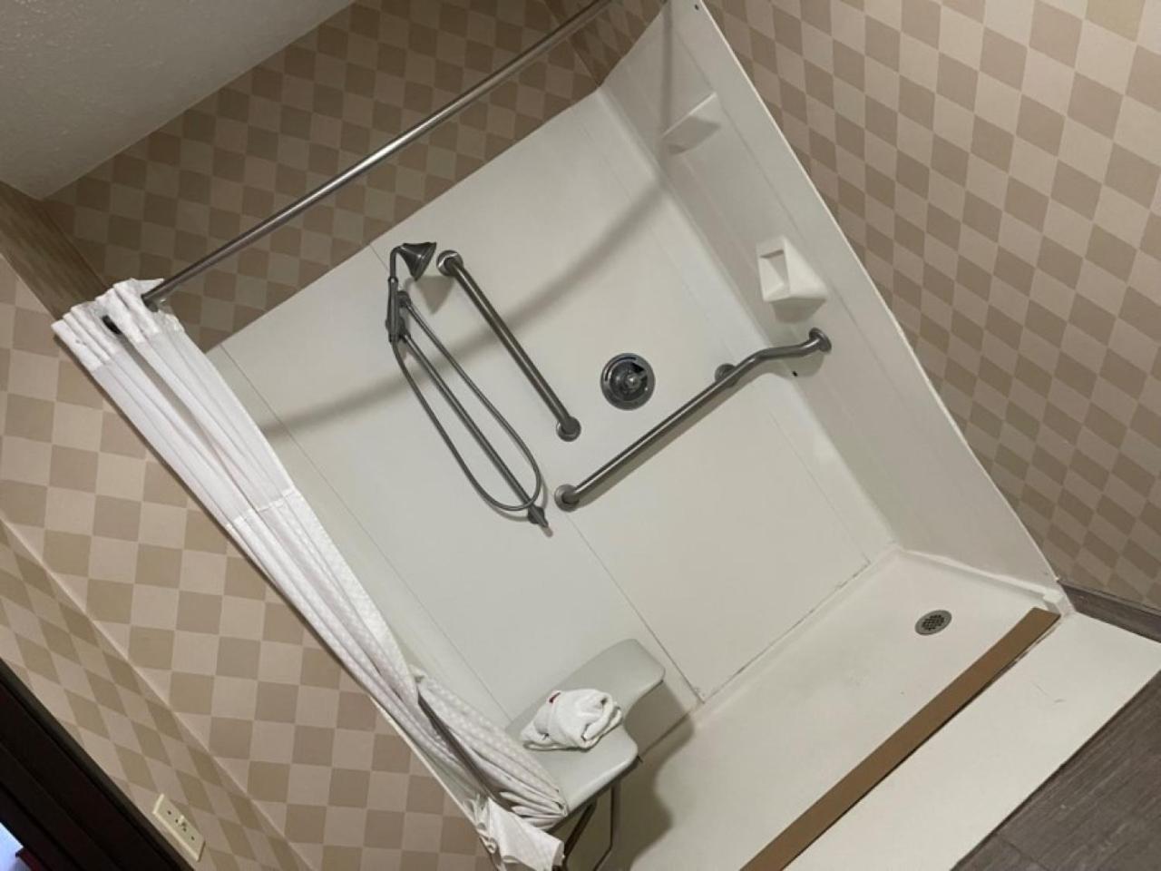 Baymont by Wyndham Galesburg photo 24