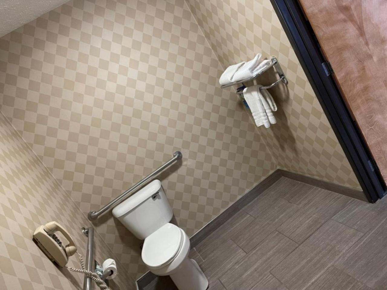 Baymont by Wyndham Galesburg photo 23